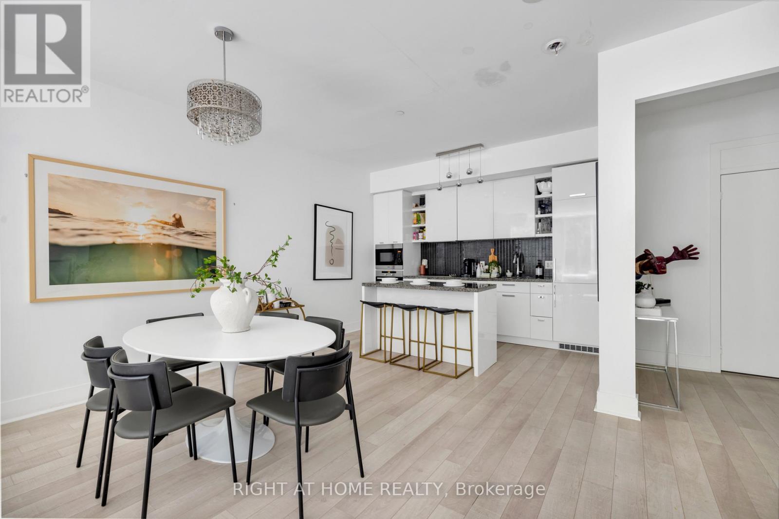 












TH 101 - 32 DAVENPORT ROAD

,
Toronto (Annex),




Ontario
M5R1H3

