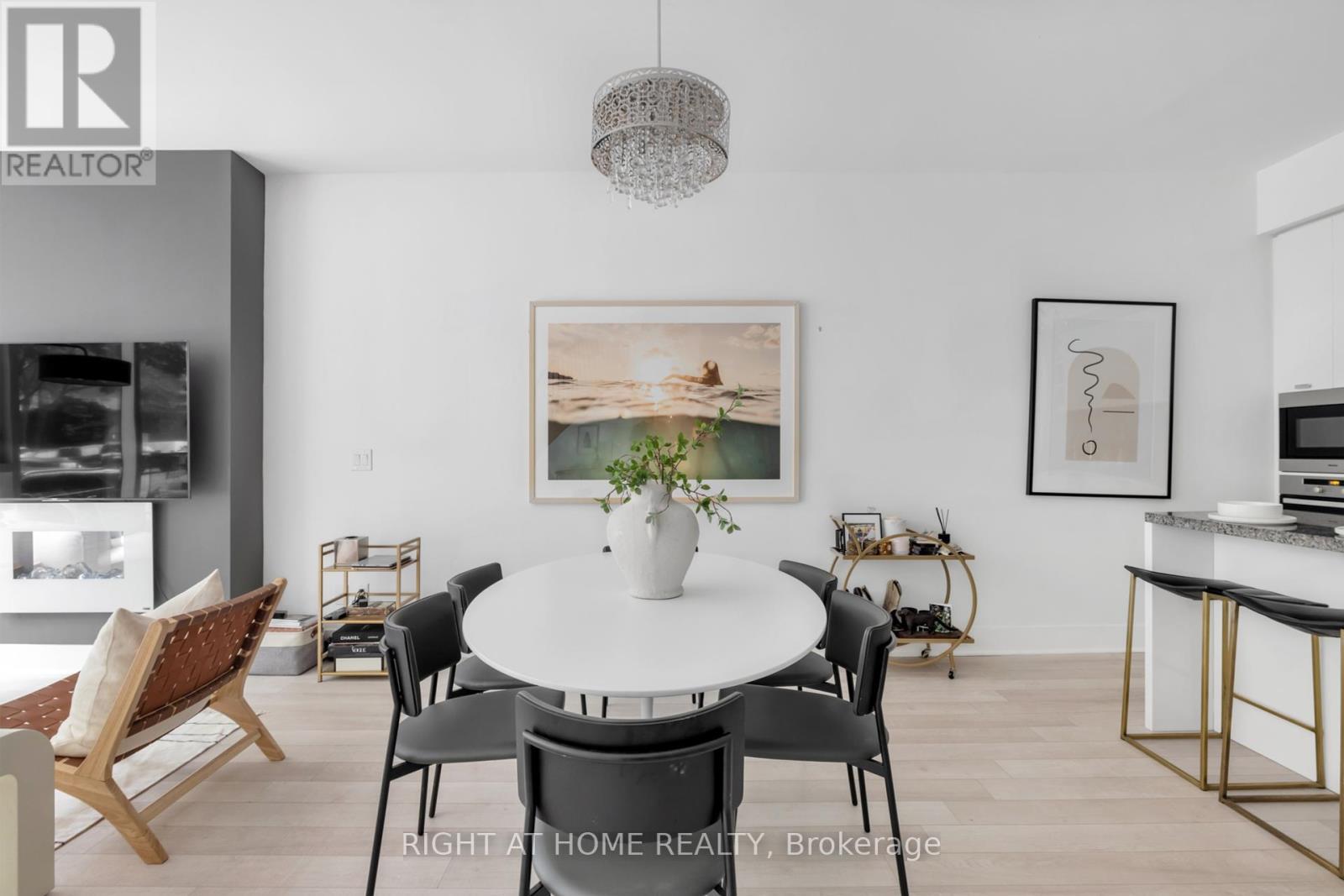 












TH 101 - 32 DAVENPORT ROAD

,
Toronto (Annex),




Ontario
M5R1H3

