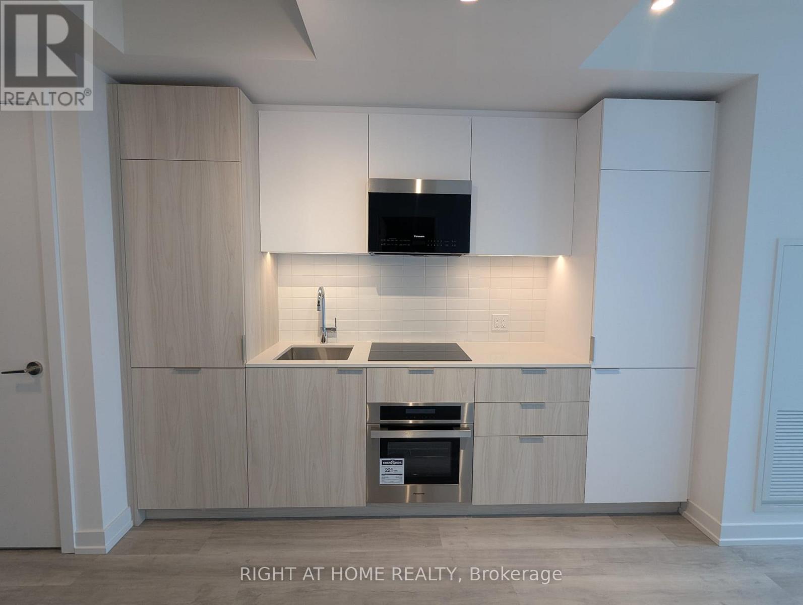 












PH 14 - 28 EASTERN AVENUE

,
Toronto (Moss Park),




Ontario
M5A0Y2

