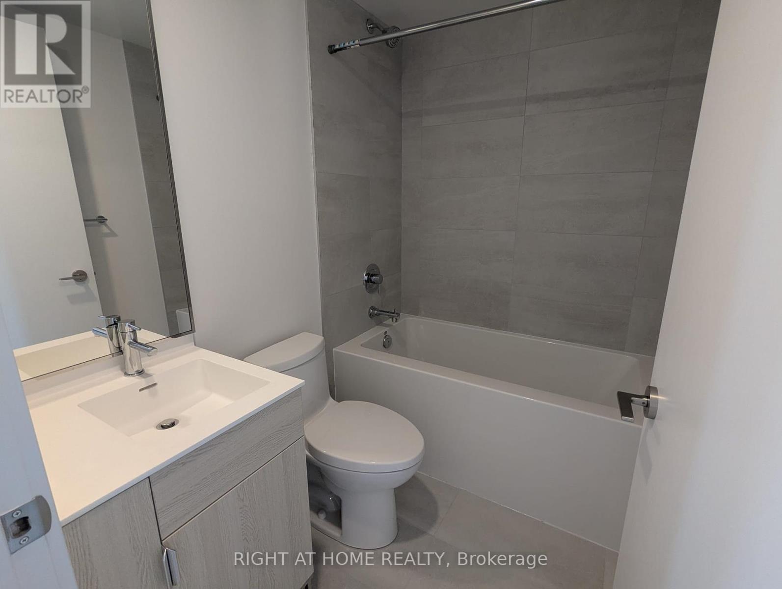 












PH 14 - 28 EASTERN AVENUE

,
Toronto (Moss Park),




Ontario
M5A0Y2

