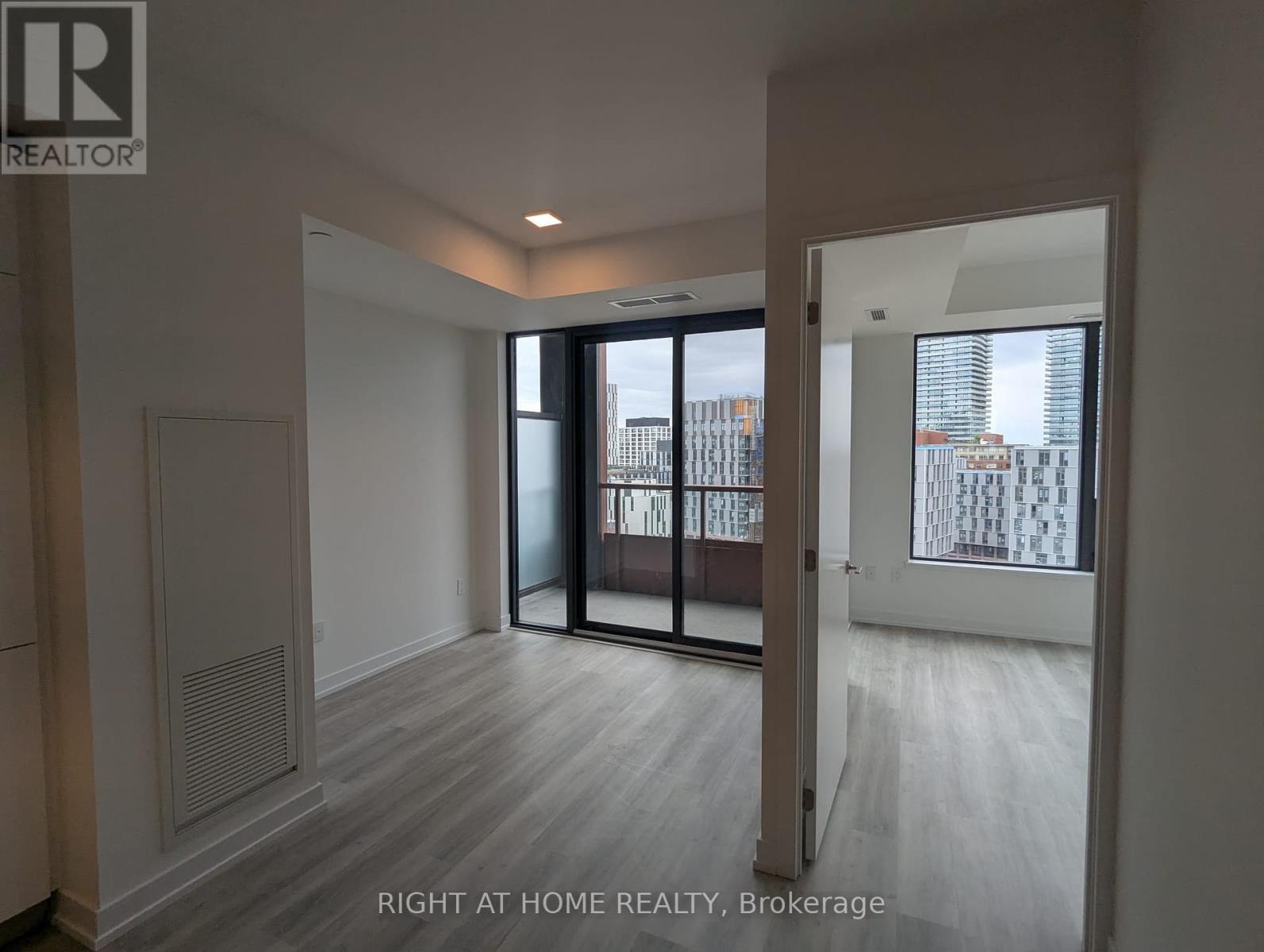 












PH 14 - 28 EASTERN AVENUE

,
Toronto (Moss Park),




Ontario
M5A0Y2

