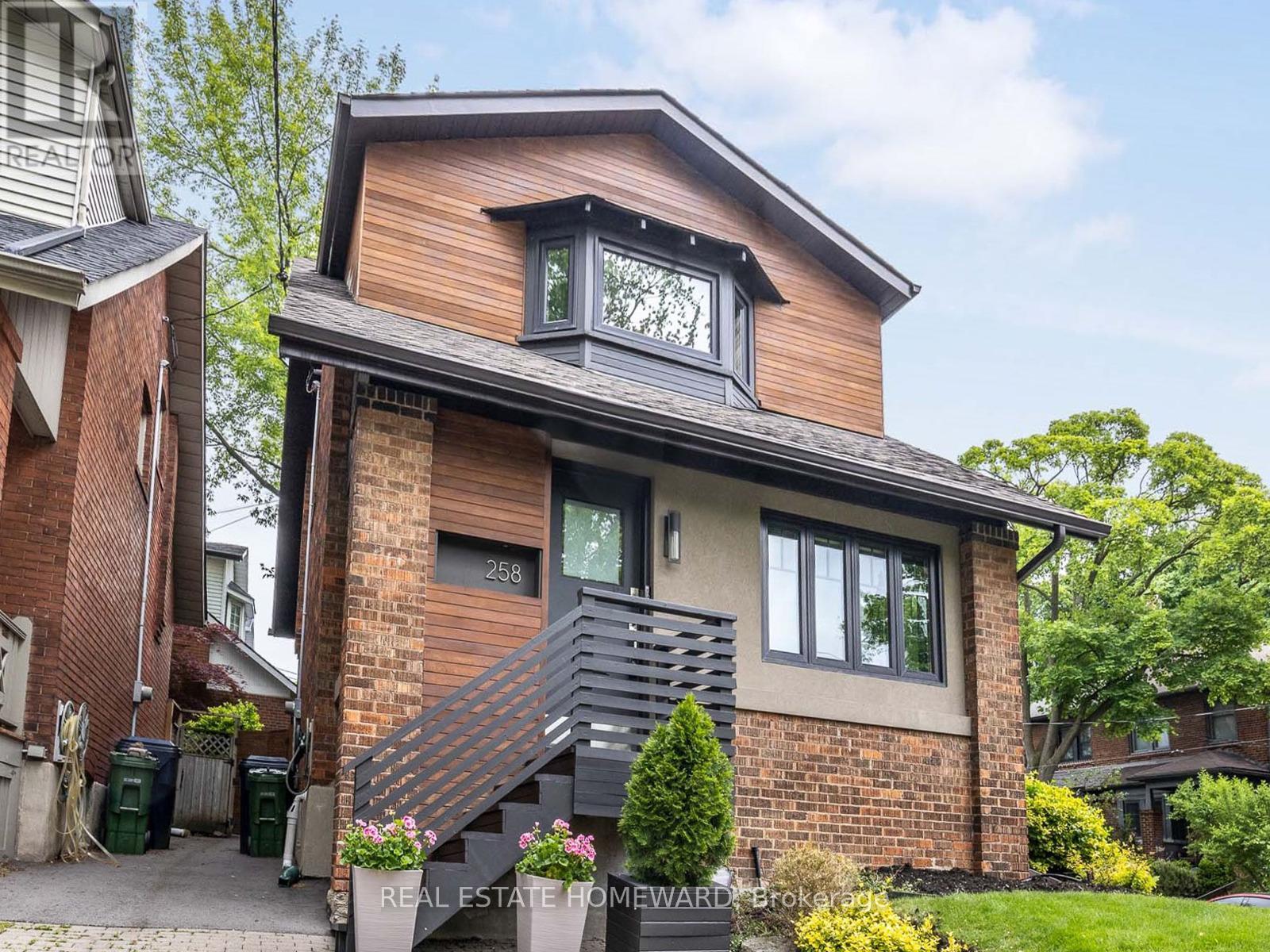 












258 ST CLEMENTS AVENUE

,
Toronto (Yonge-Eglinton),




Ontario
M5R1H5

