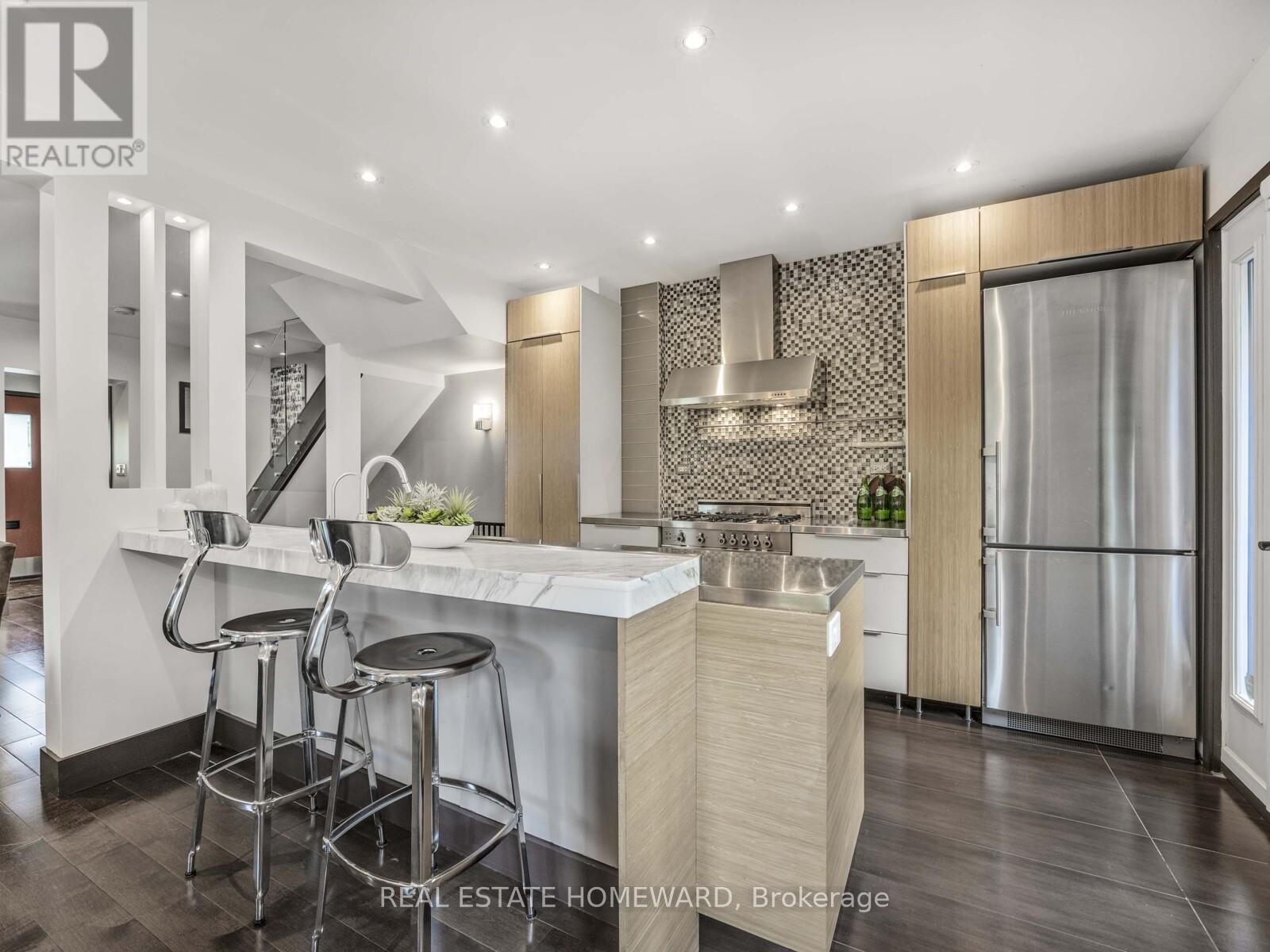 












258 ST CLEMENTS AVENUE

,
Toronto (Yonge-Eglinton),




Ontario
M5R1H5

