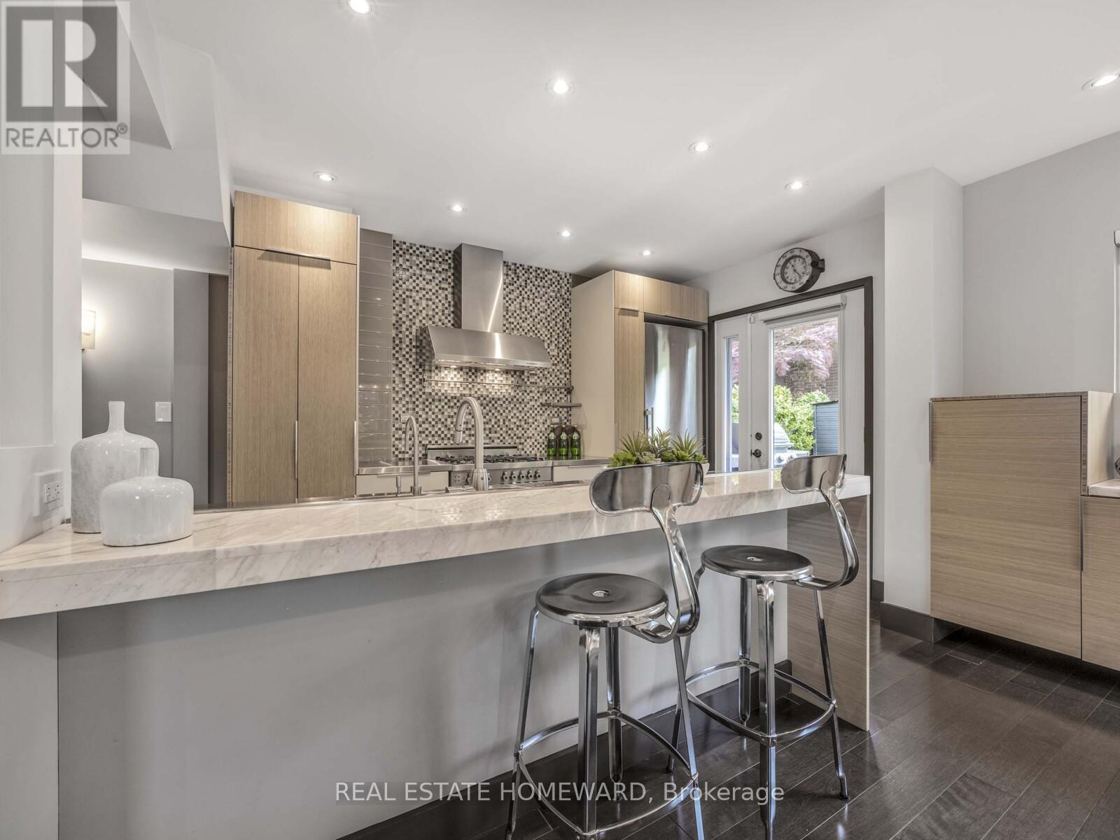 












258 ST CLEMENTS AVENUE

,
Toronto (Yonge-Eglinton),




Ontario
M5R1H5

