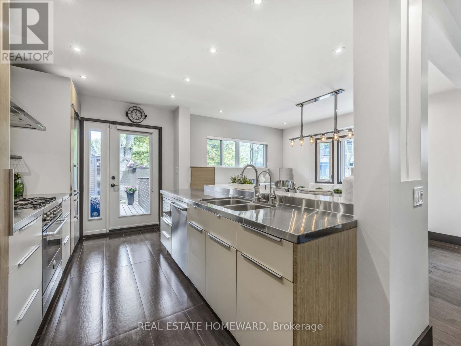 












258 ST CLEMENTS AVENUE

,
Toronto (Yonge-Eglinton),




Ontario
M5R1H5

