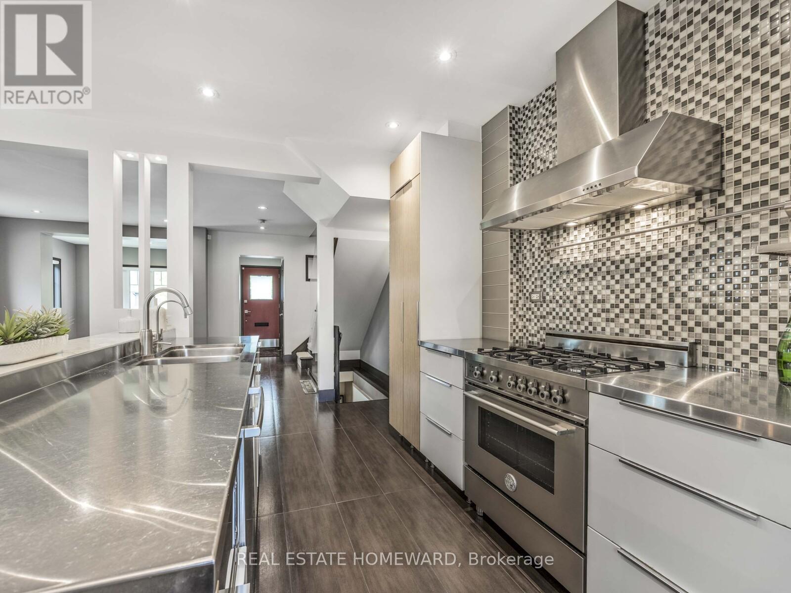 












258 ST CLEMENTS AVENUE

,
Toronto (Yonge-Eglinton),




Ontario
M5R1H5

