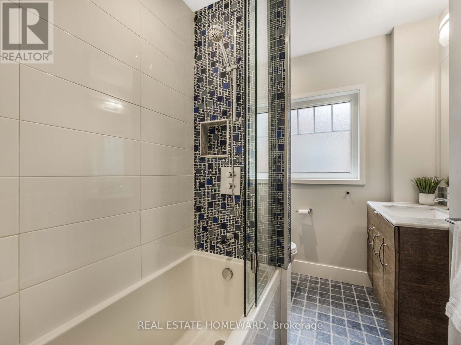 












258 ST CLEMENTS AVENUE

,
Toronto (Yonge-Eglinton),




Ontario
M5R1H5

