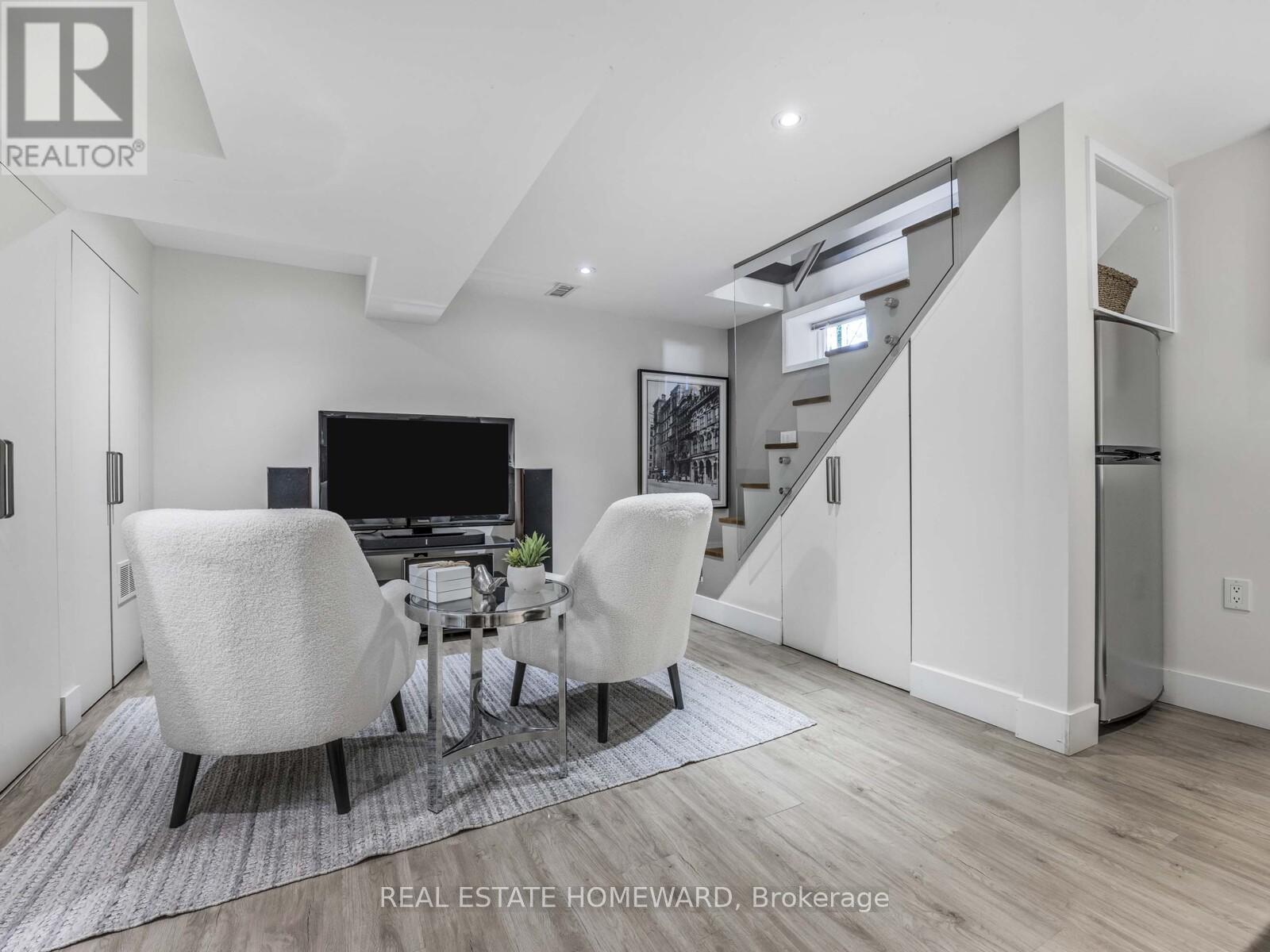 












258 ST CLEMENTS AVENUE

,
Toronto (Yonge-Eglinton),




Ontario
M5R1H5

