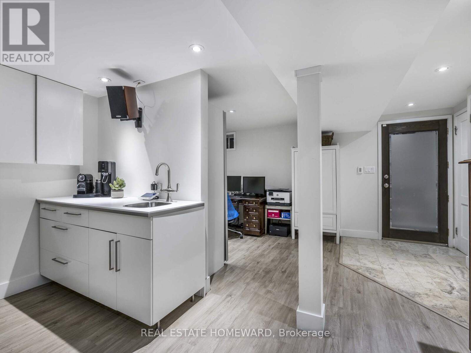 












258 ST CLEMENTS AVENUE

,
Toronto (Yonge-Eglinton),




Ontario
M5R1H5

