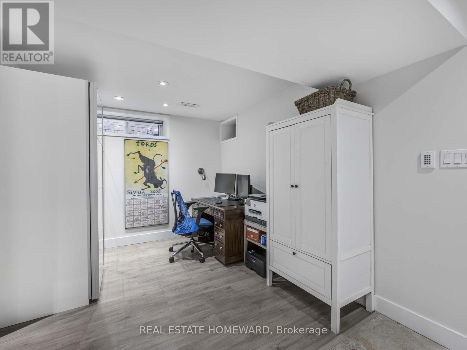












258 ST CLEMENTS AVENUE

,
Toronto (Yonge-Eglinton),




Ontario
M5R1H5

