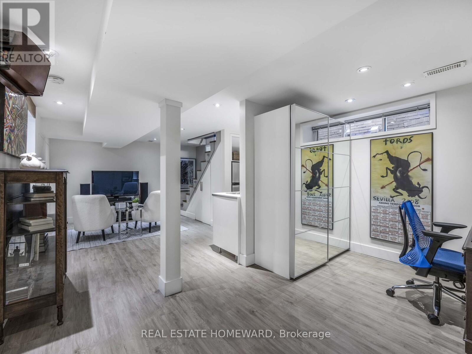 












258 ST CLEMENTS AVENUE

,
Toronto (Yonge-Eglinton),




Ontario
M5R1H5

