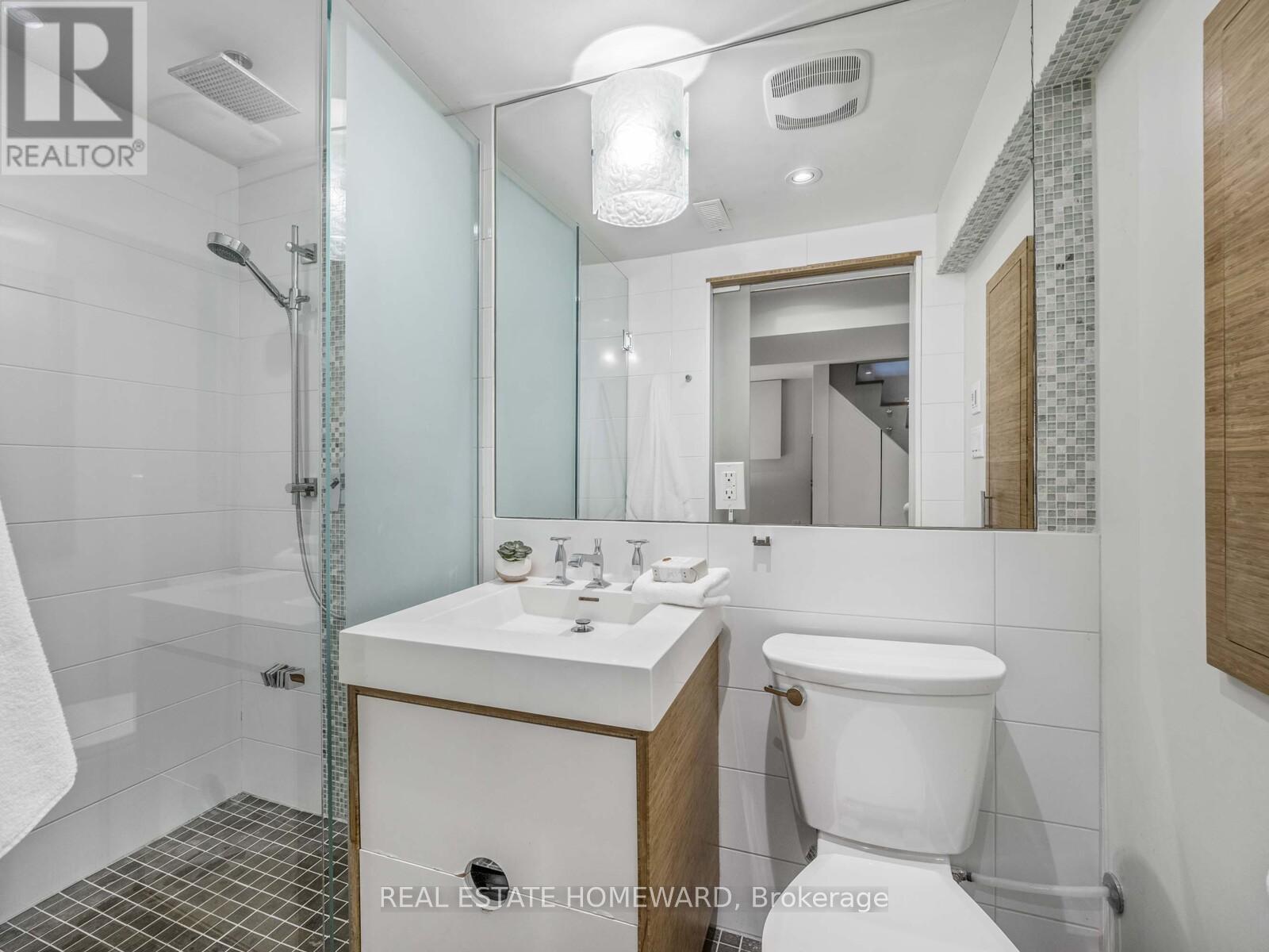 












258 ST CLEMENTS AVENUE

,
Toronto (Yonge-Eglinton),




Ontario
M5R1H5

