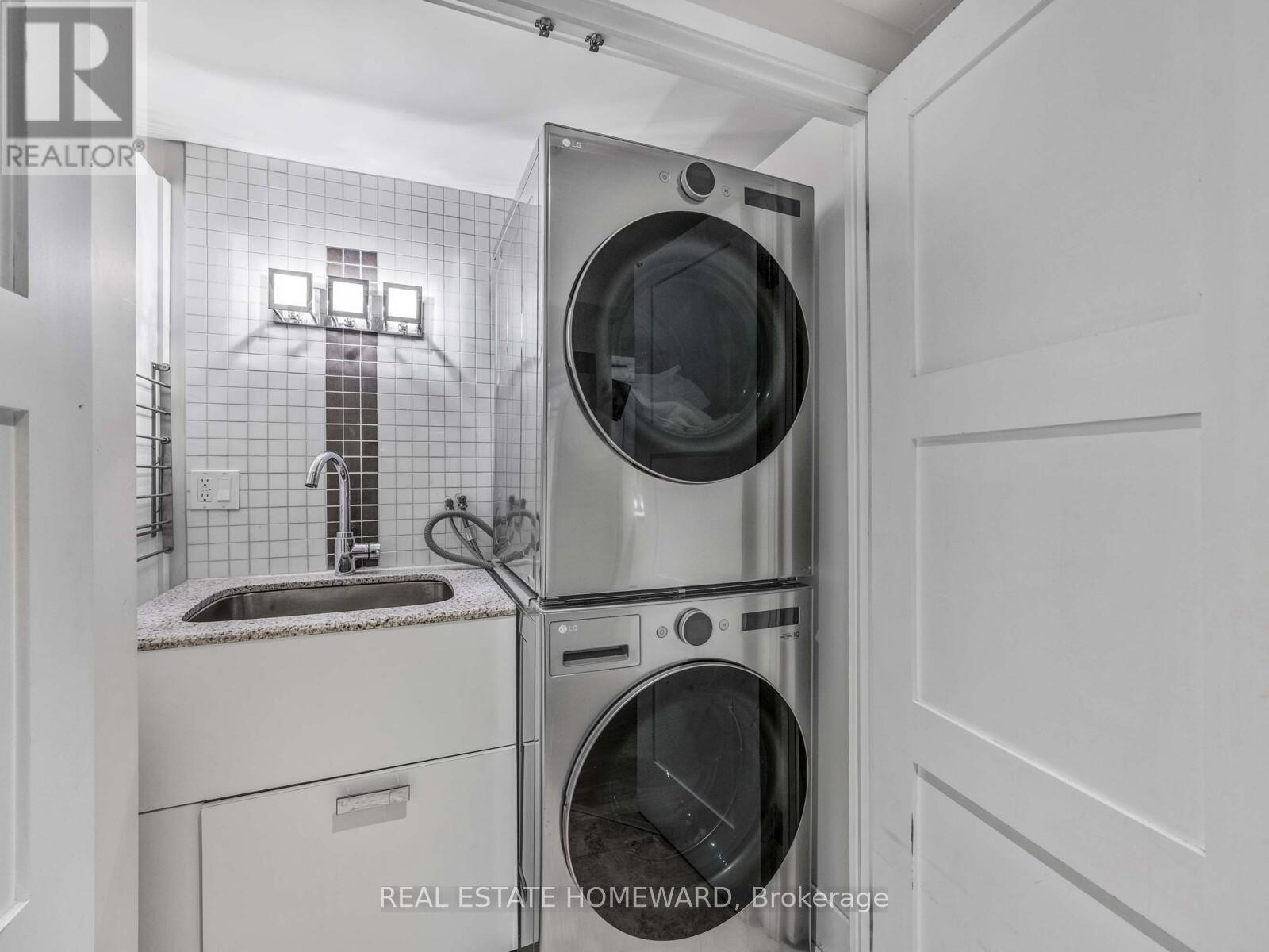 












258 ST CLEMENTS AVENUE

,
Toronto (Yonge-Eglinton),




Ontario
M5R1H5

