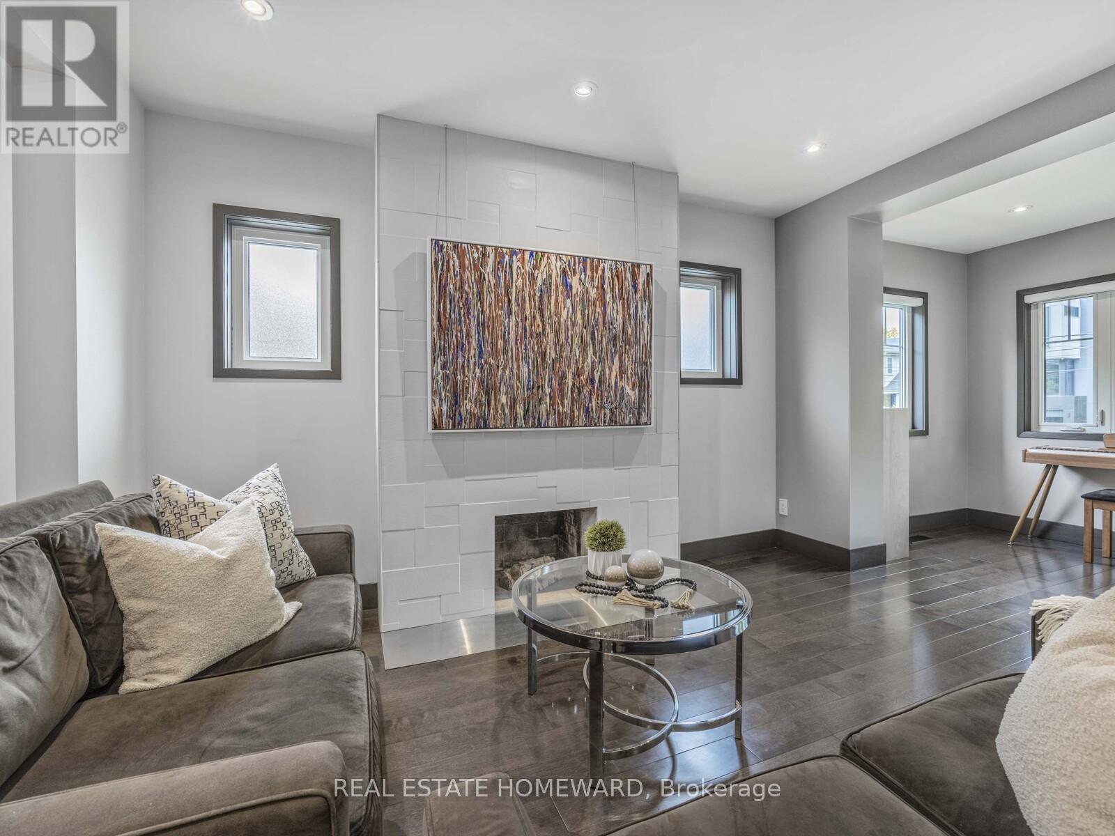












258 ST CLEMENTS AVENUE

,
Toronto (Yonge-Eglinton),




Ontario
M5R1H5

