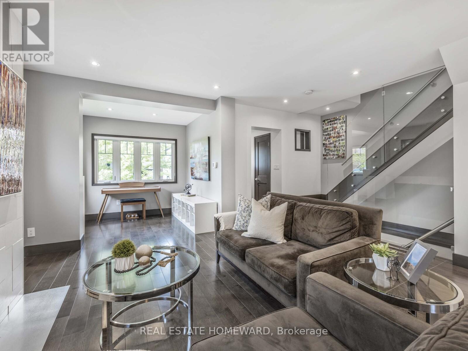 












258 ST CLEMENTS AVENUE

,
Toronto (Yonge-Eglinton),




Ontario
M5R1H5

