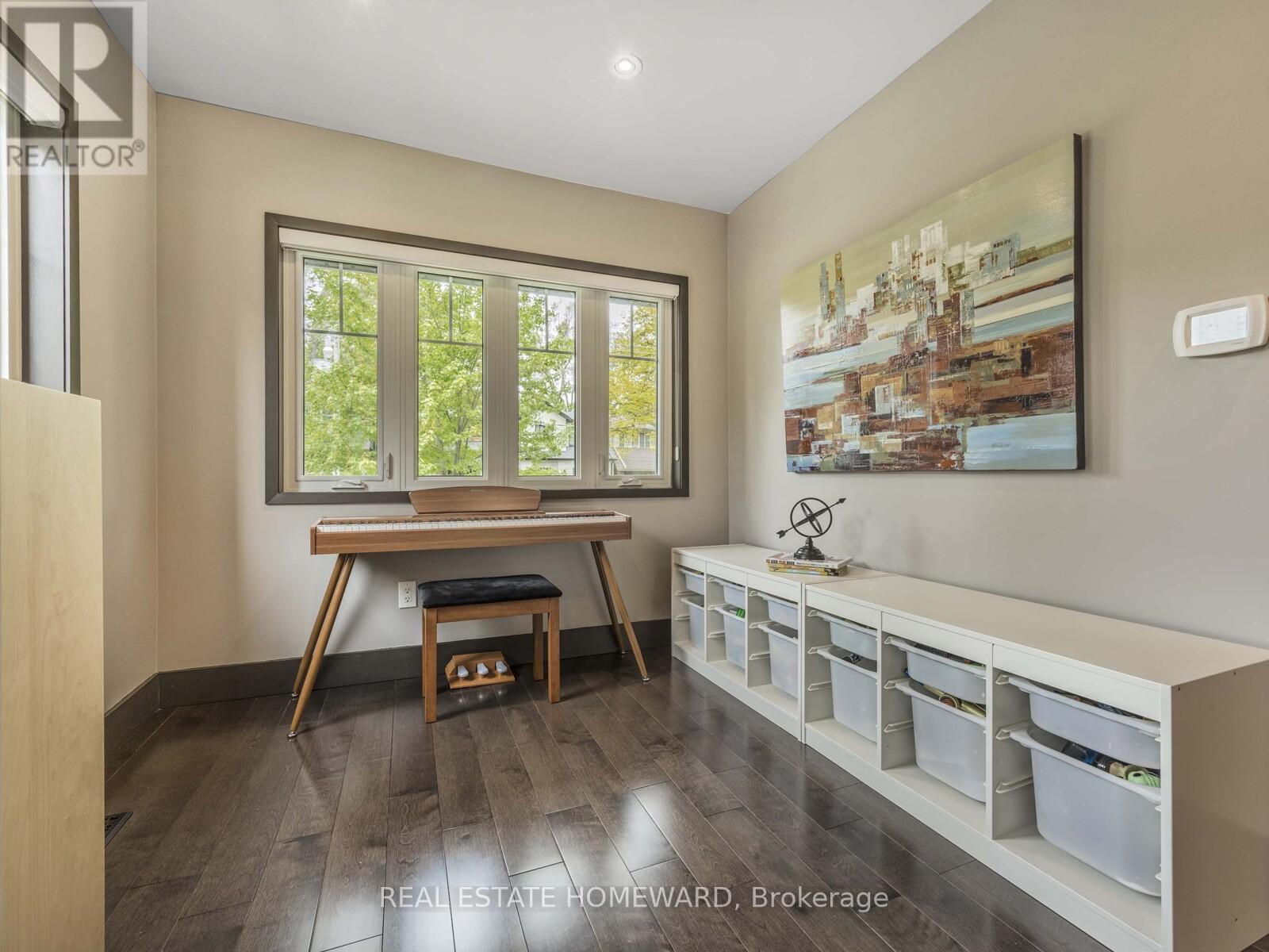 












258 ST CLEMENTS AVENUE

,
Toronto (Yonge-Eglinton),




Ontario
M5R1H5

