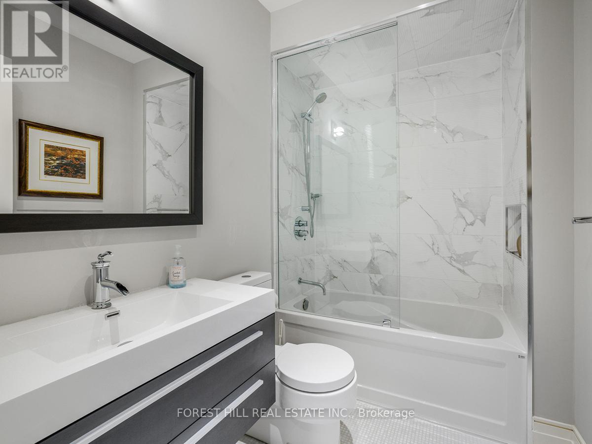 












19 VESTA DRIVE

,
Toronto (Forest Hill South),




Ontario
M5P2Z4

