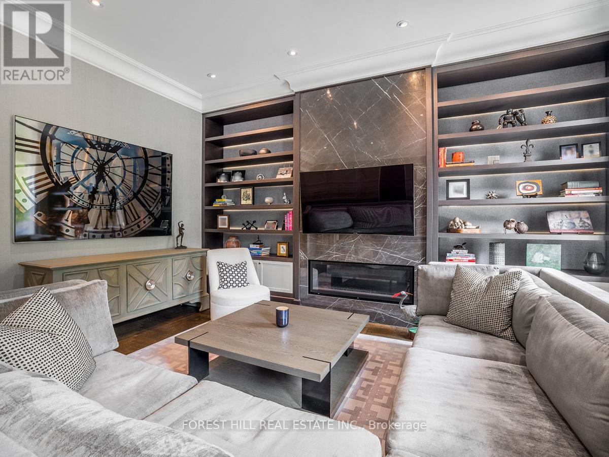 












19 VESTA DRIVE

,
Toronto (Forest Hill South),




Ontario
M5P2Z4

