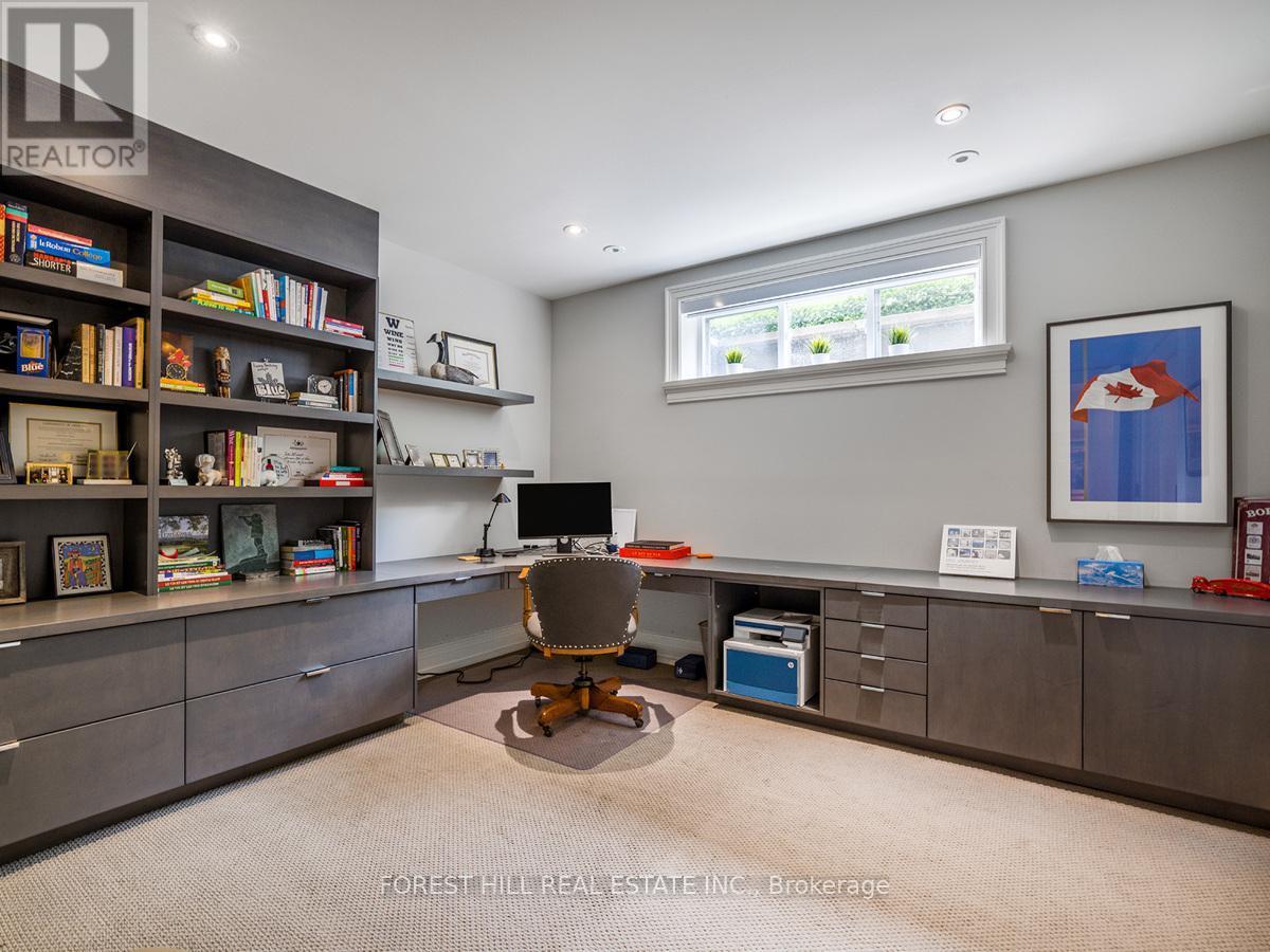 












19 VESTA DRIVE

,
Toronto (Forest Hill South),




Ontario
M5P2Z4

