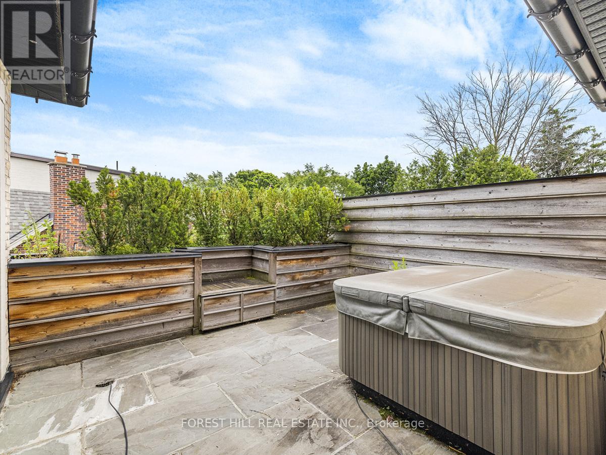 












19 VESTA DRIVE

,
Toronto (Forest Hill South),




Ontario
M5P2Z4

