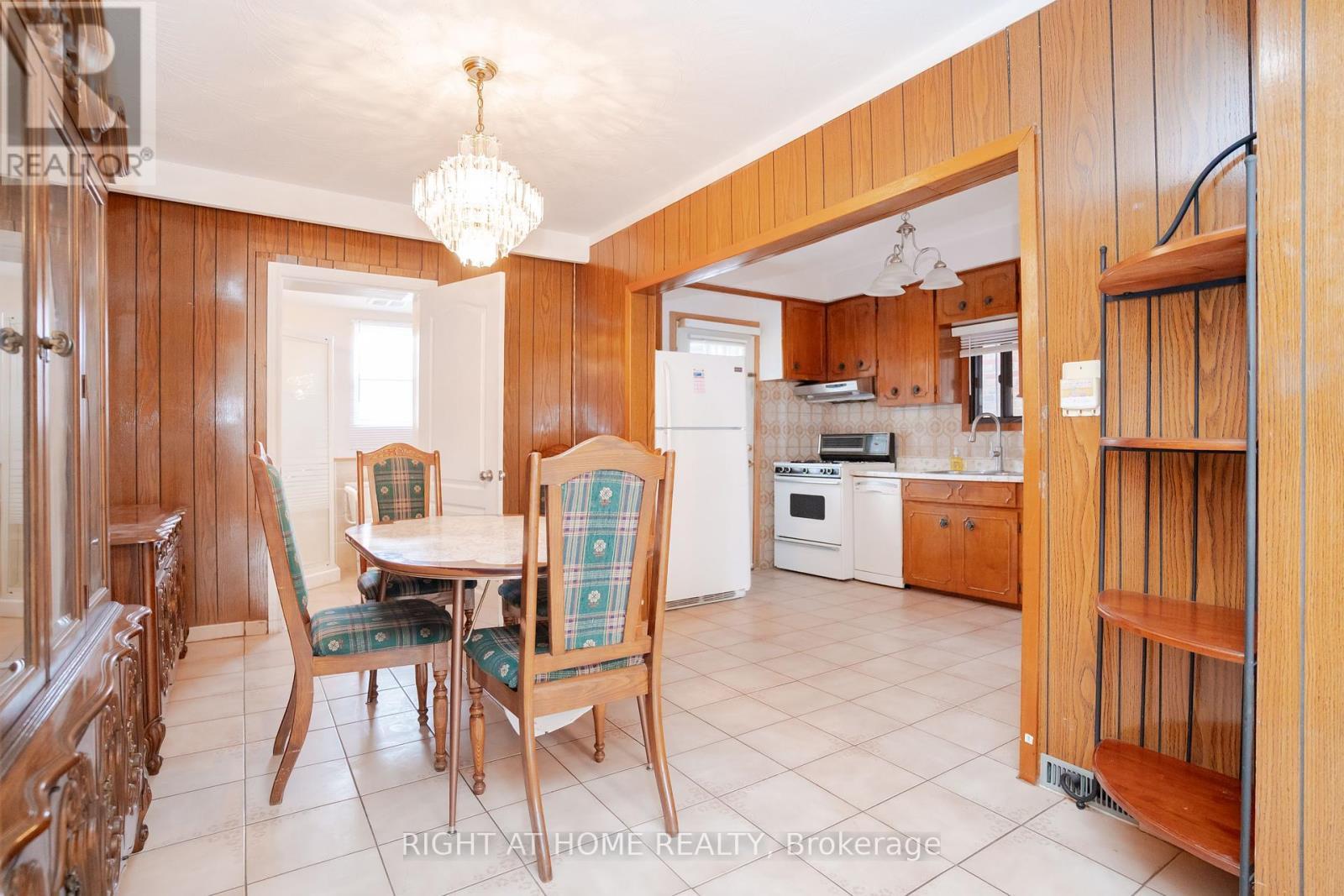 












610 LAUDER AVENUE

,
Toronto (Oakwood Village),




Ontario
M6E3J7

