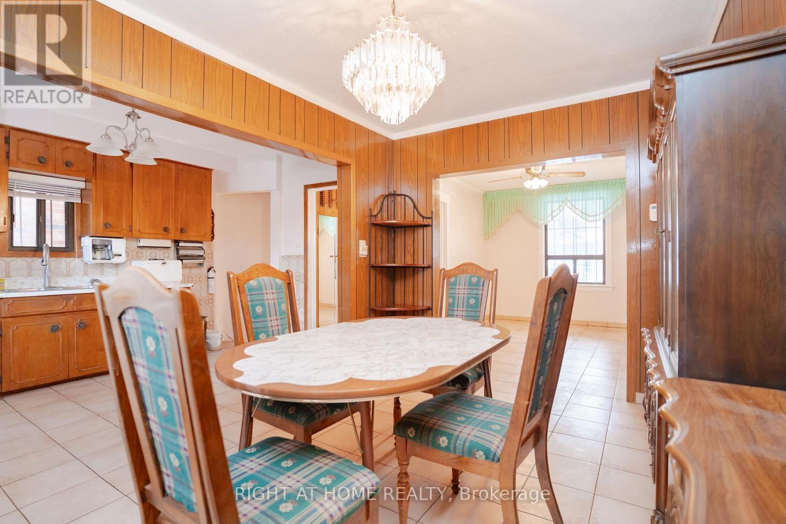 












610 LAUDER AVENUE

,
Toronto (Oakwood Village),




Ontario
M6E3J7

