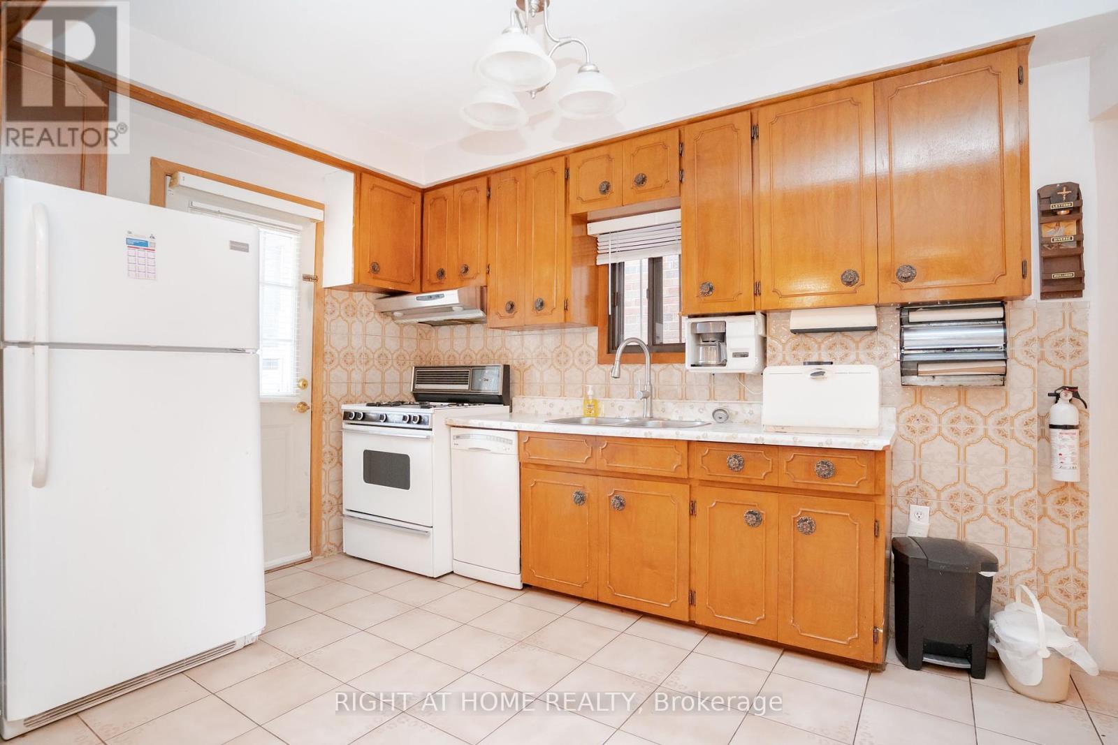 












610 LAUDER AVENUE

,
Toronto (Oakwood Village),




Ontario
M6E3J7

