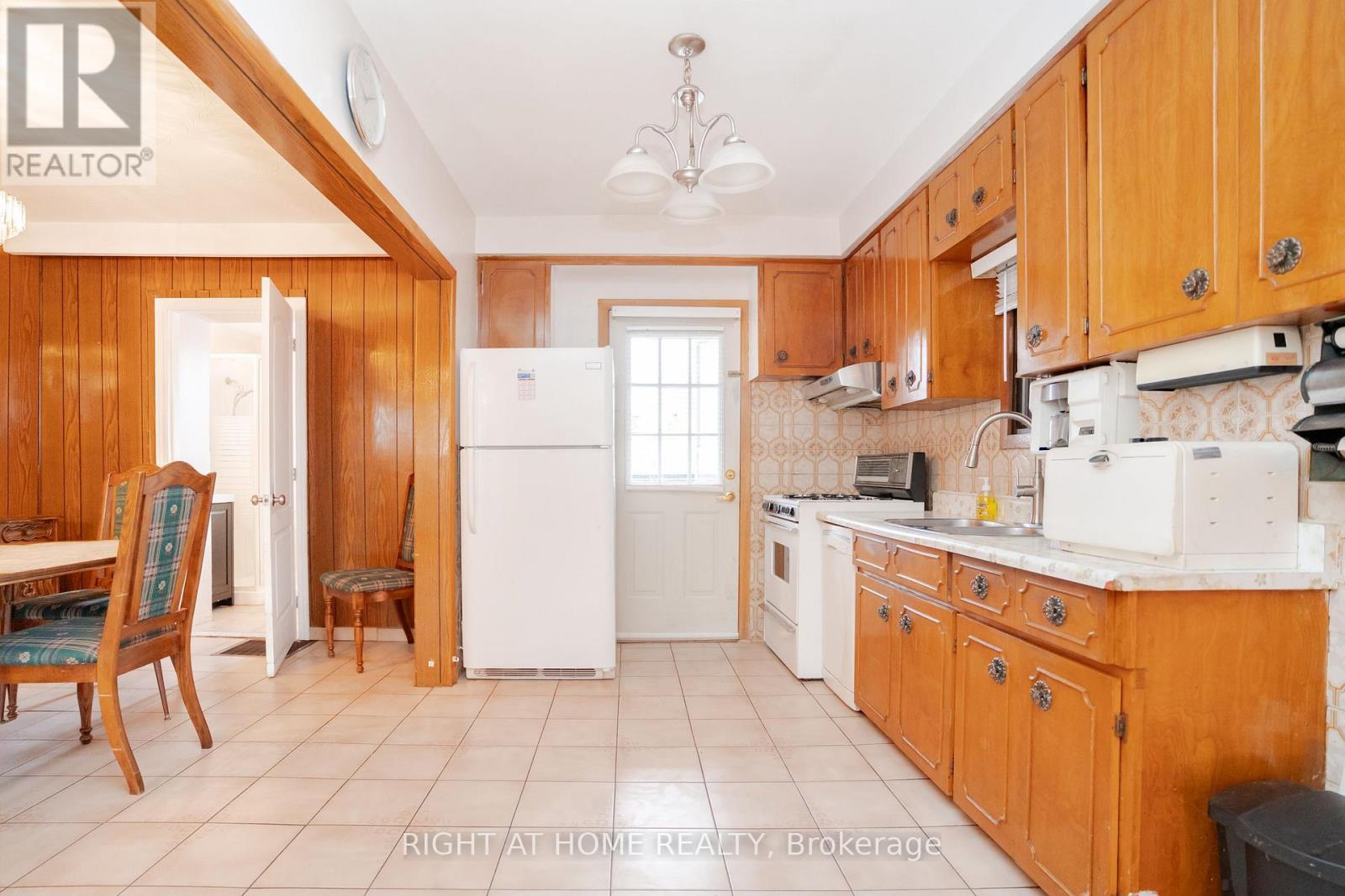 












610 LAUDER AVENUE

,
Toronto (Oakwood Village),




Ontario
M6E3J7


