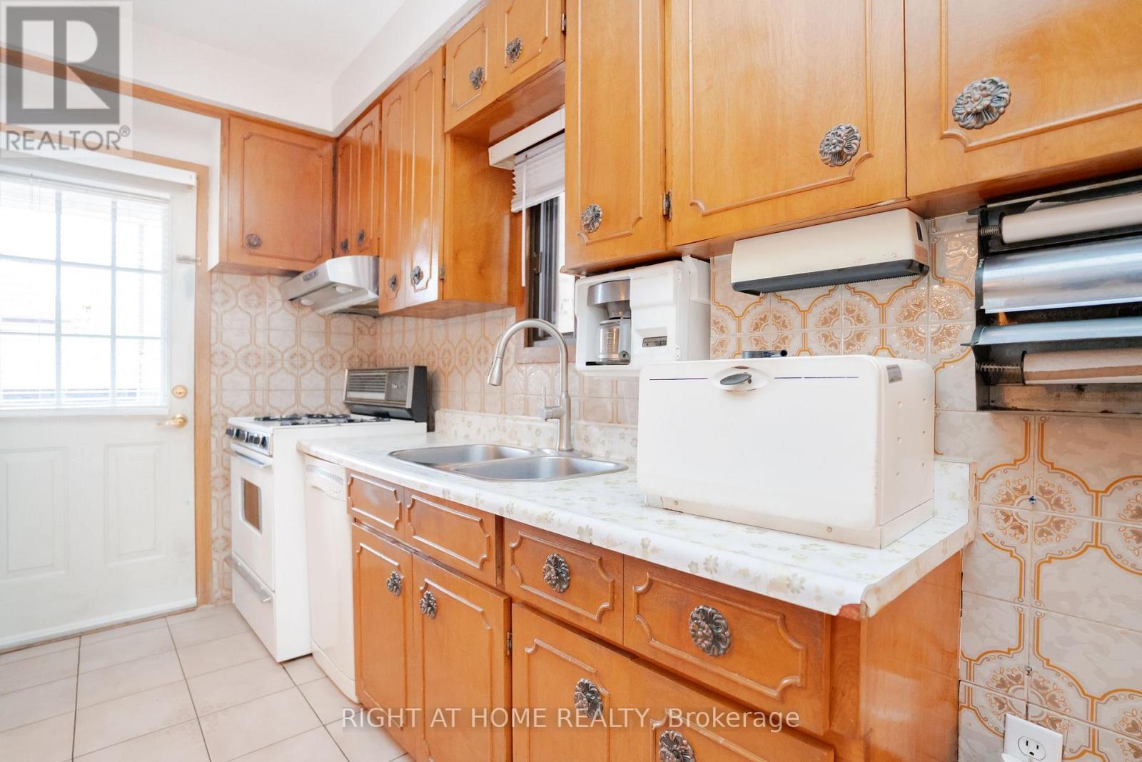 












610 LAUDER AVENUE

,
Toronto (Oakwood Village),




Ontario
M6E3J7

