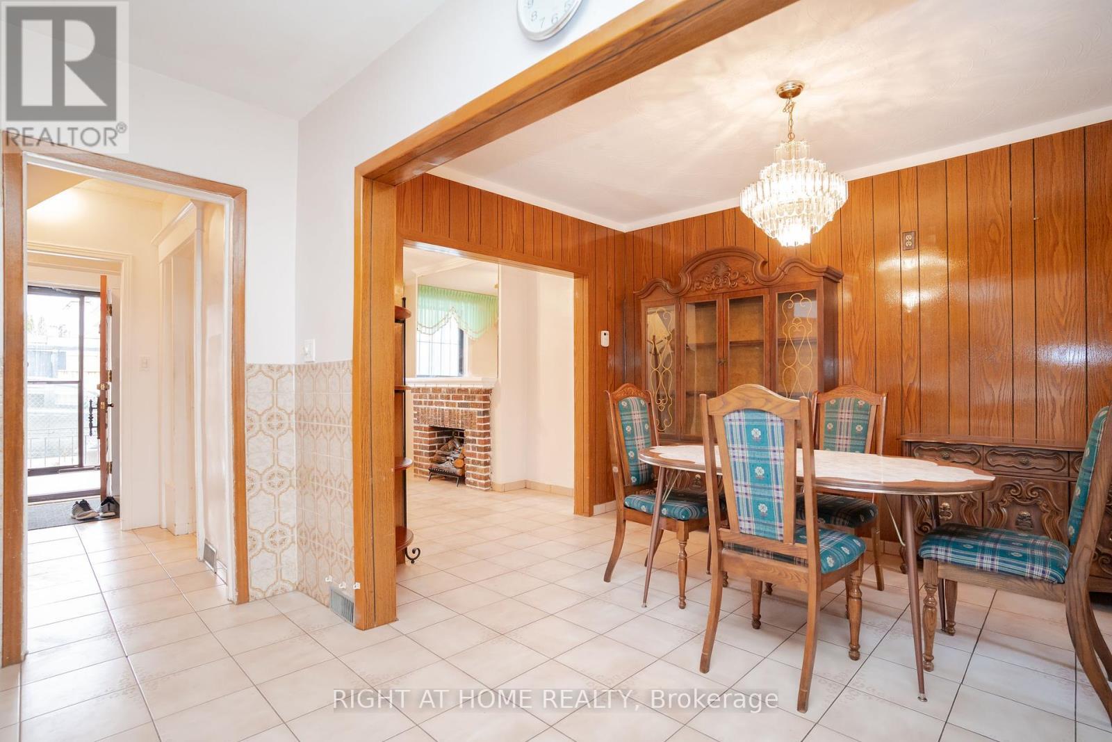 












610 LAUDER AVENUE

,
Toronto (Oakwood Village),




Ontario
M6E3J7

