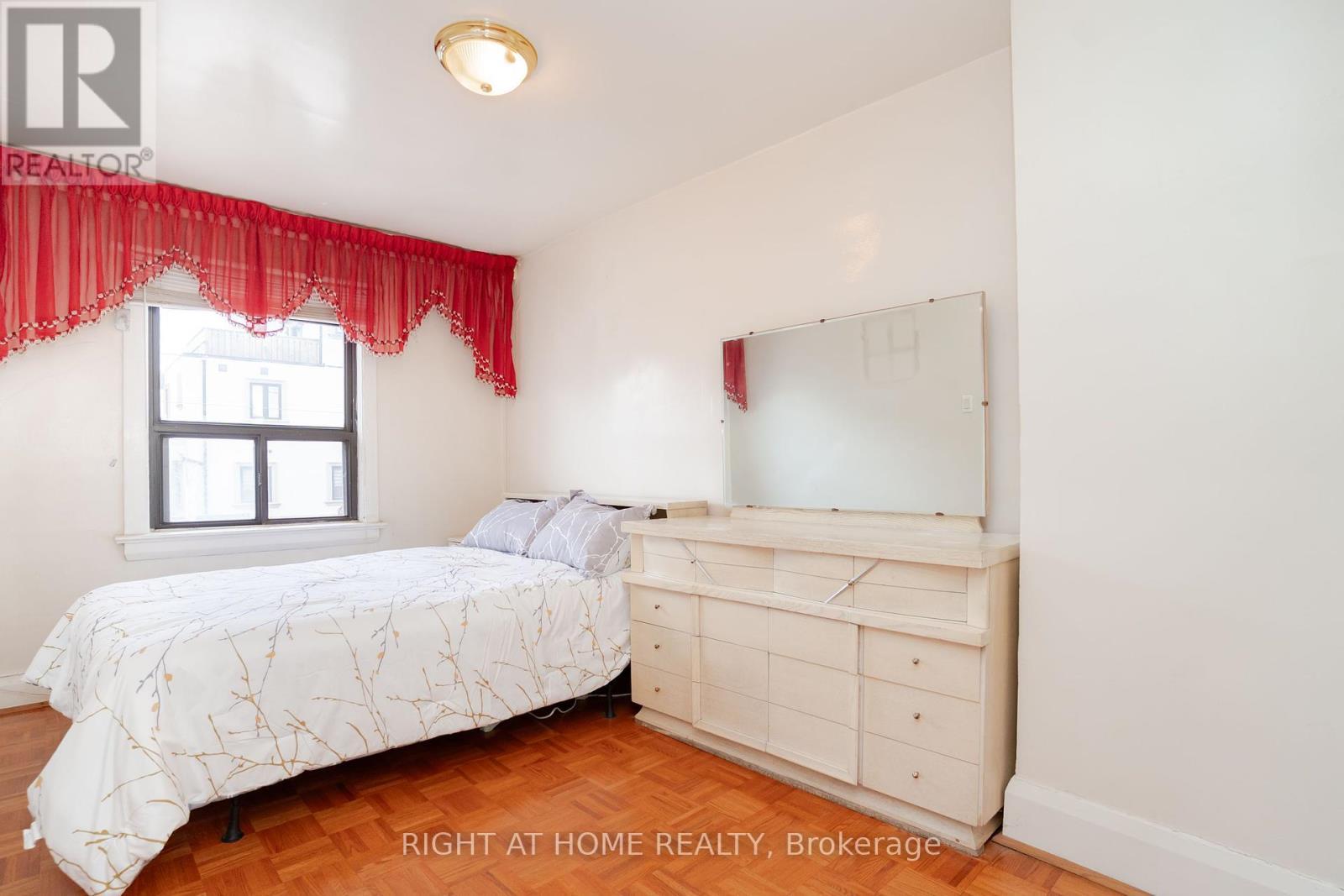 












610 LAUDER AVENUE

,
Toronto (Oakwood Village),




Ontario
M6E3J7

