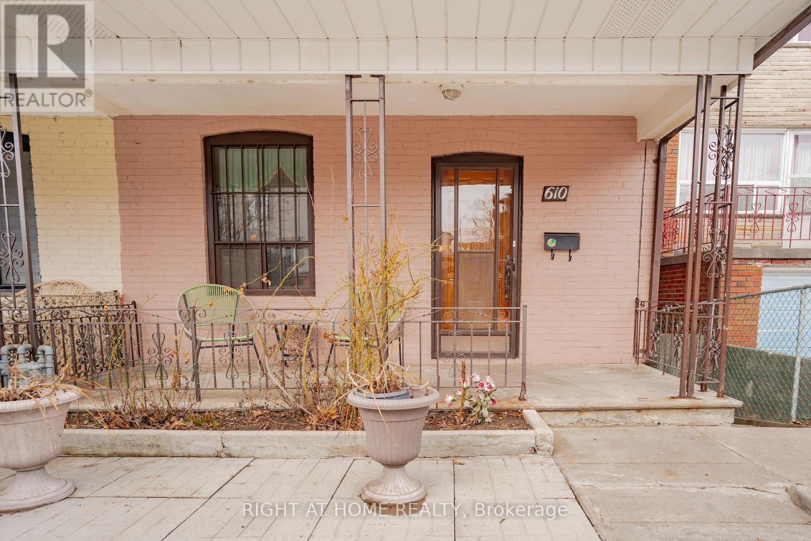 












610 LAUDER AVENUE

,
Toronto (Oakwood Village),




Ontario
M6E3J7

