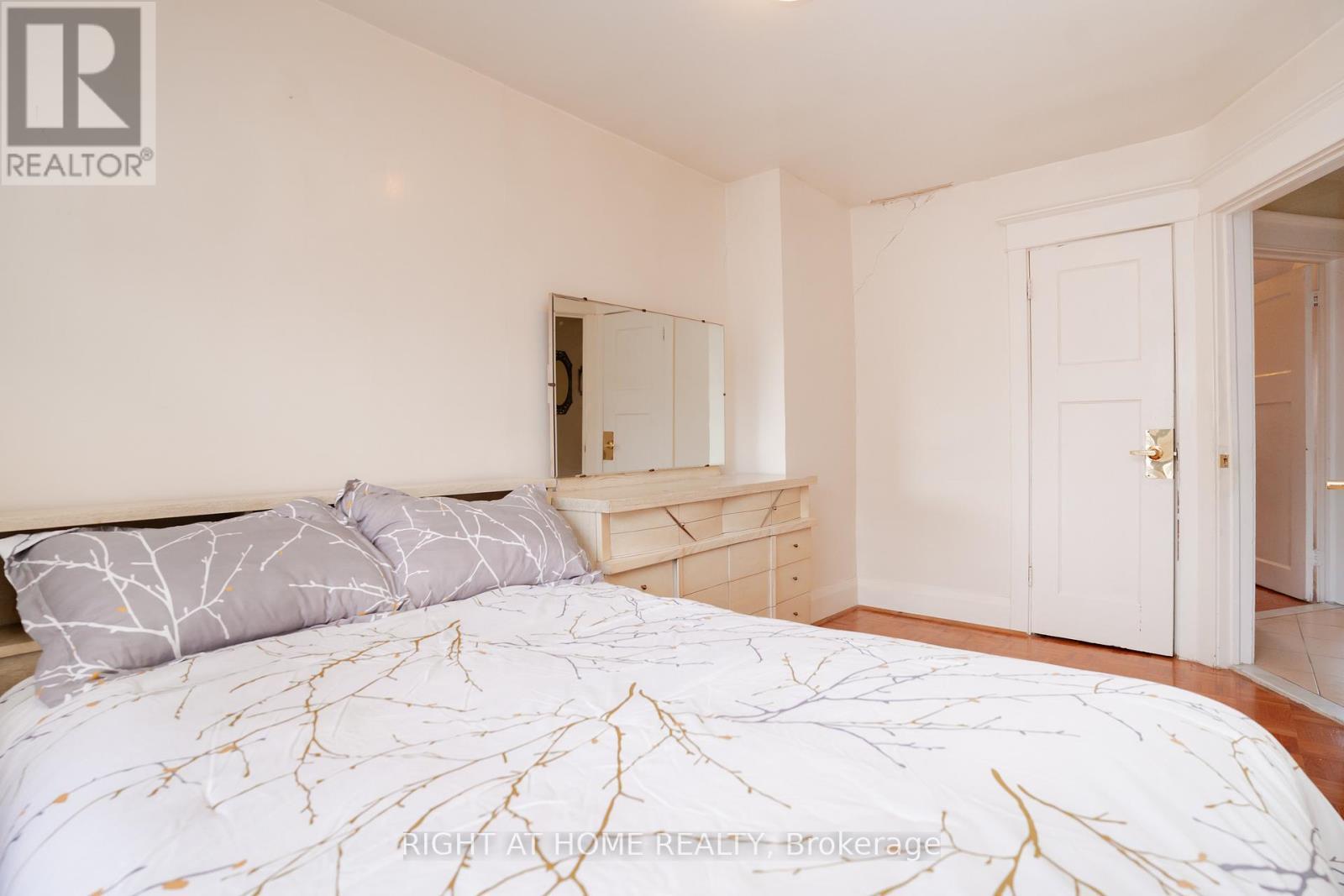












610 LAUDER AVENUE

,
Toronto (Oakwood Village),




Ontario
M6E3J7

