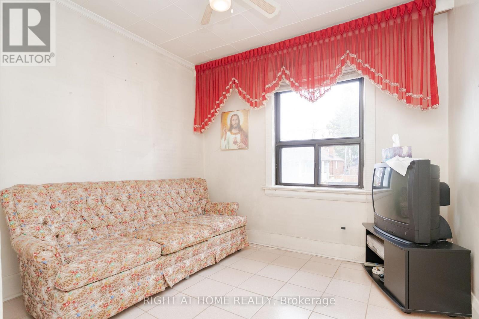 












610 LAUDER AVENUE

,
Toronto (Oakwood Village),




Ontario
M6E3J7

