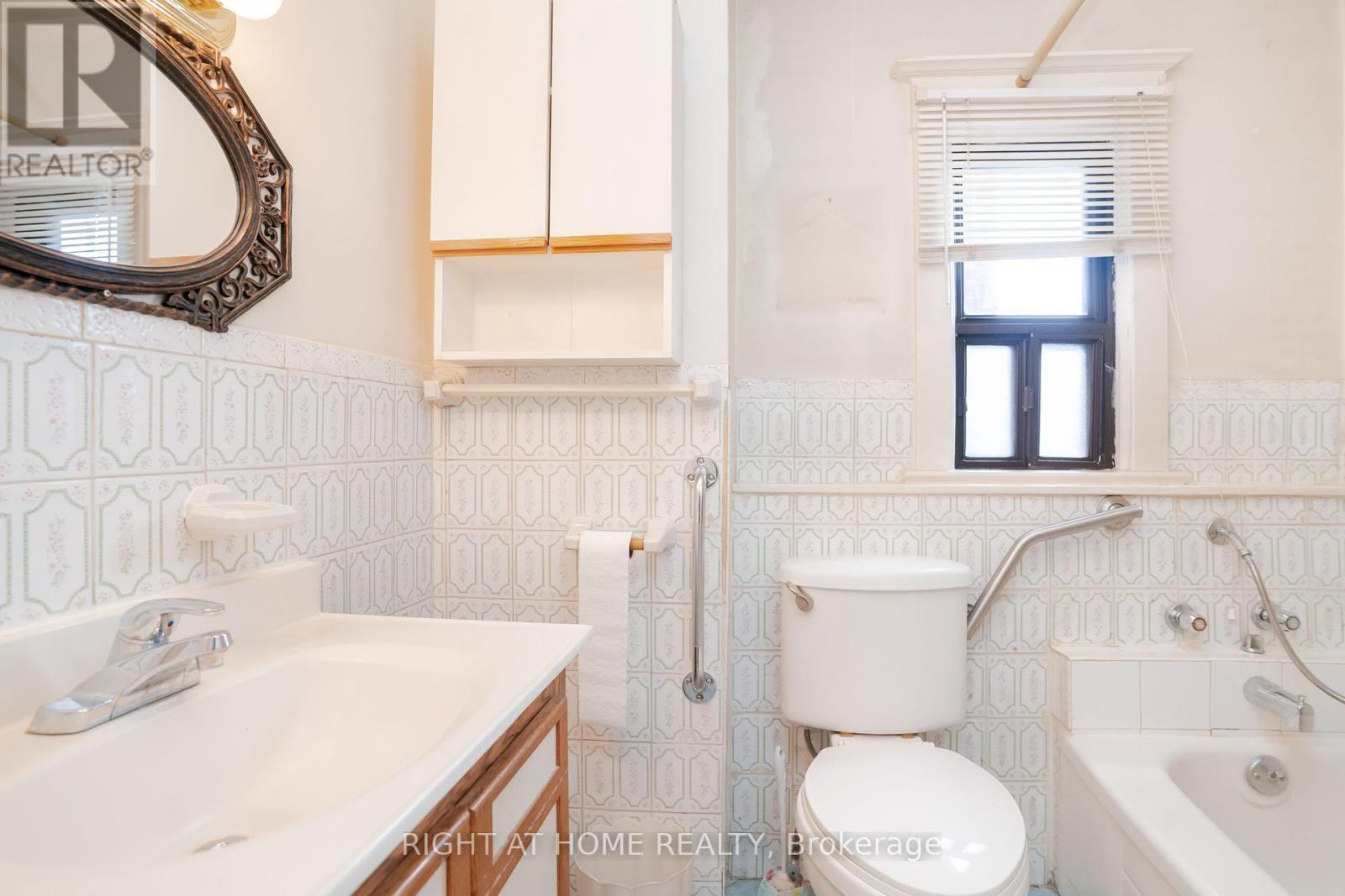 












610 LAUDER AVENUE

,
Toronto (Oakwood Village),




Ontario
M6E3J7

