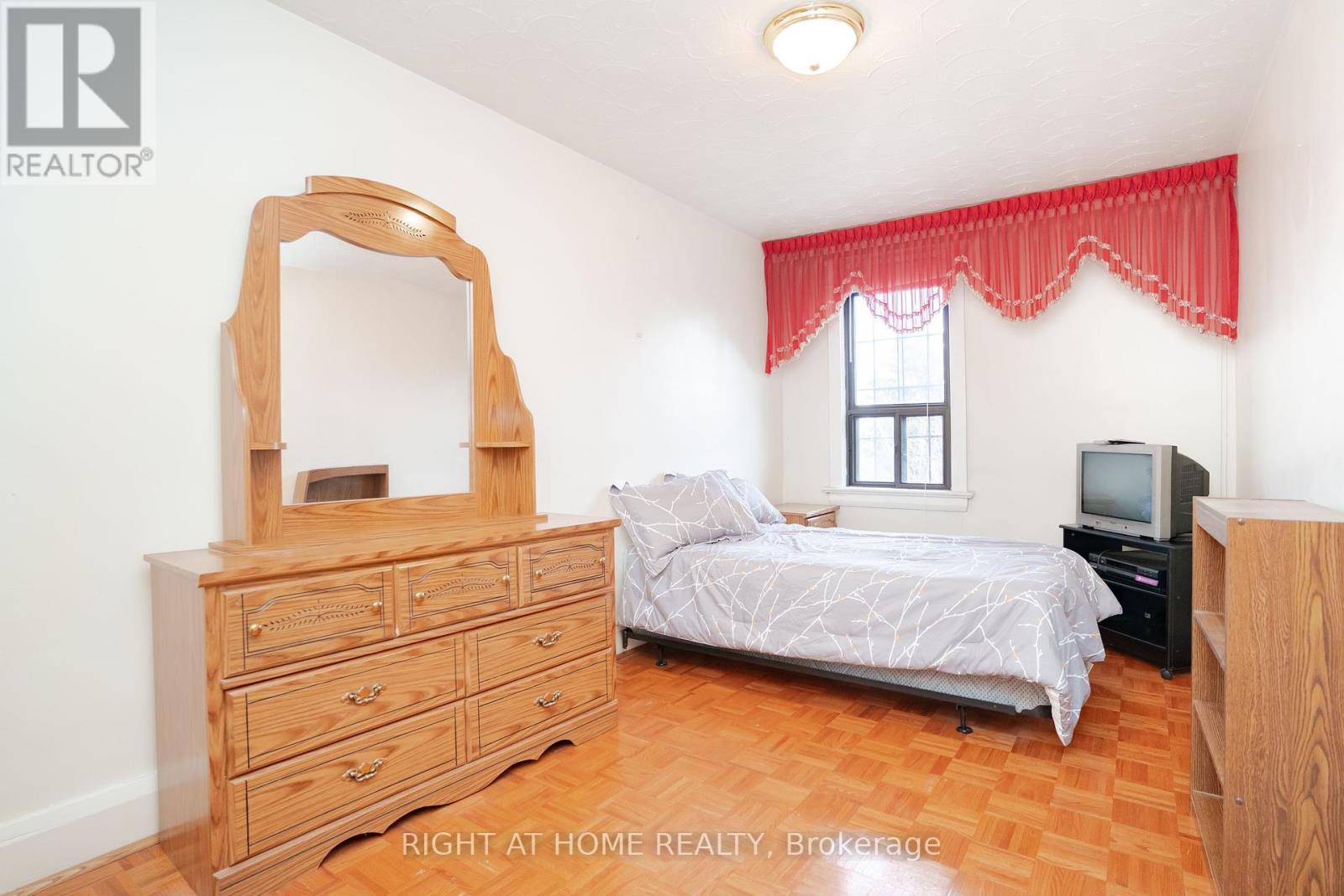 












610 LAUDER AVENUE

,
Toronto (Oakwood Village),




Ontario
M6E3J7

