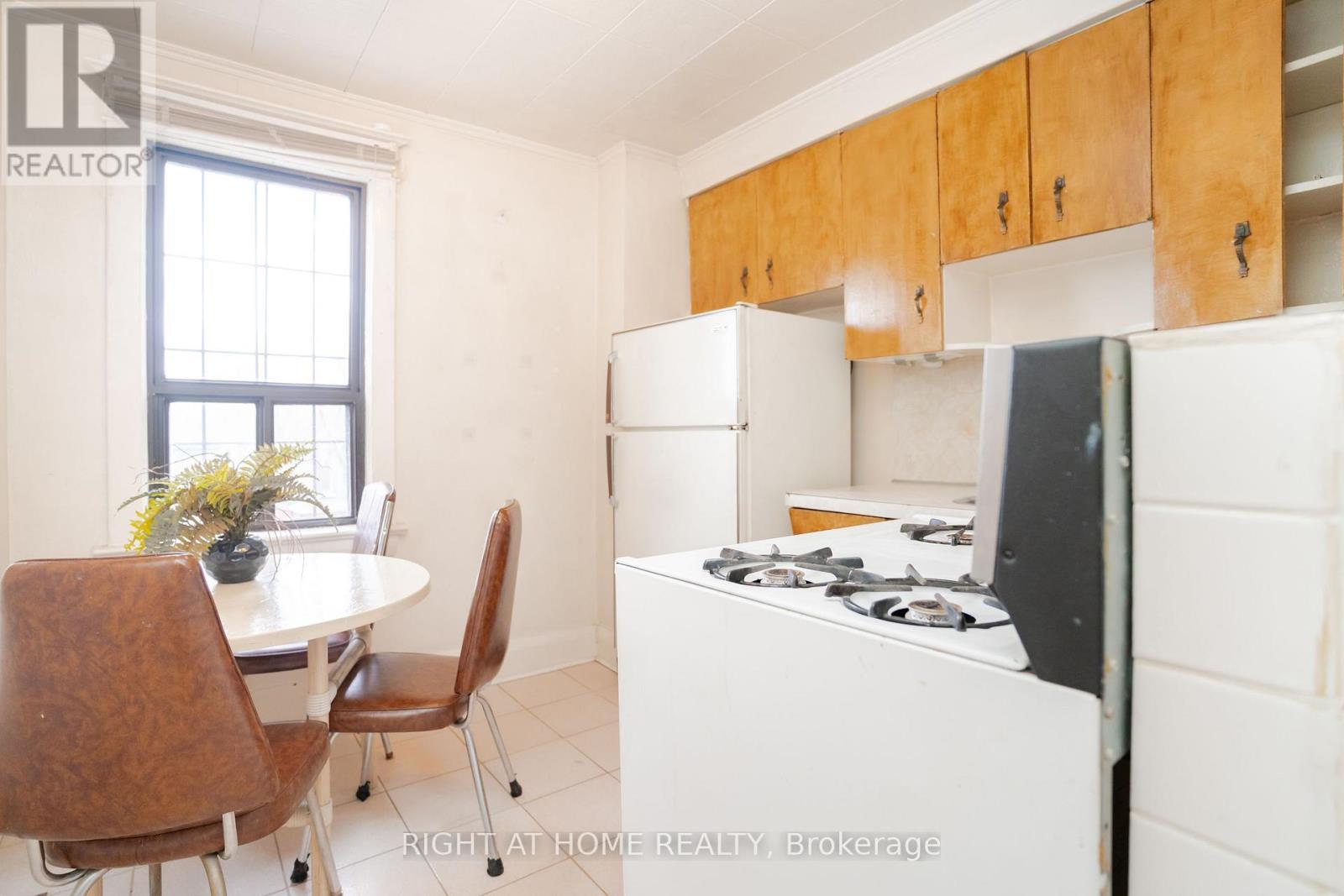 












610 LAUDER AVENUE

,
Toronto (Oakwood Village),




Ontario
M6E3J7

