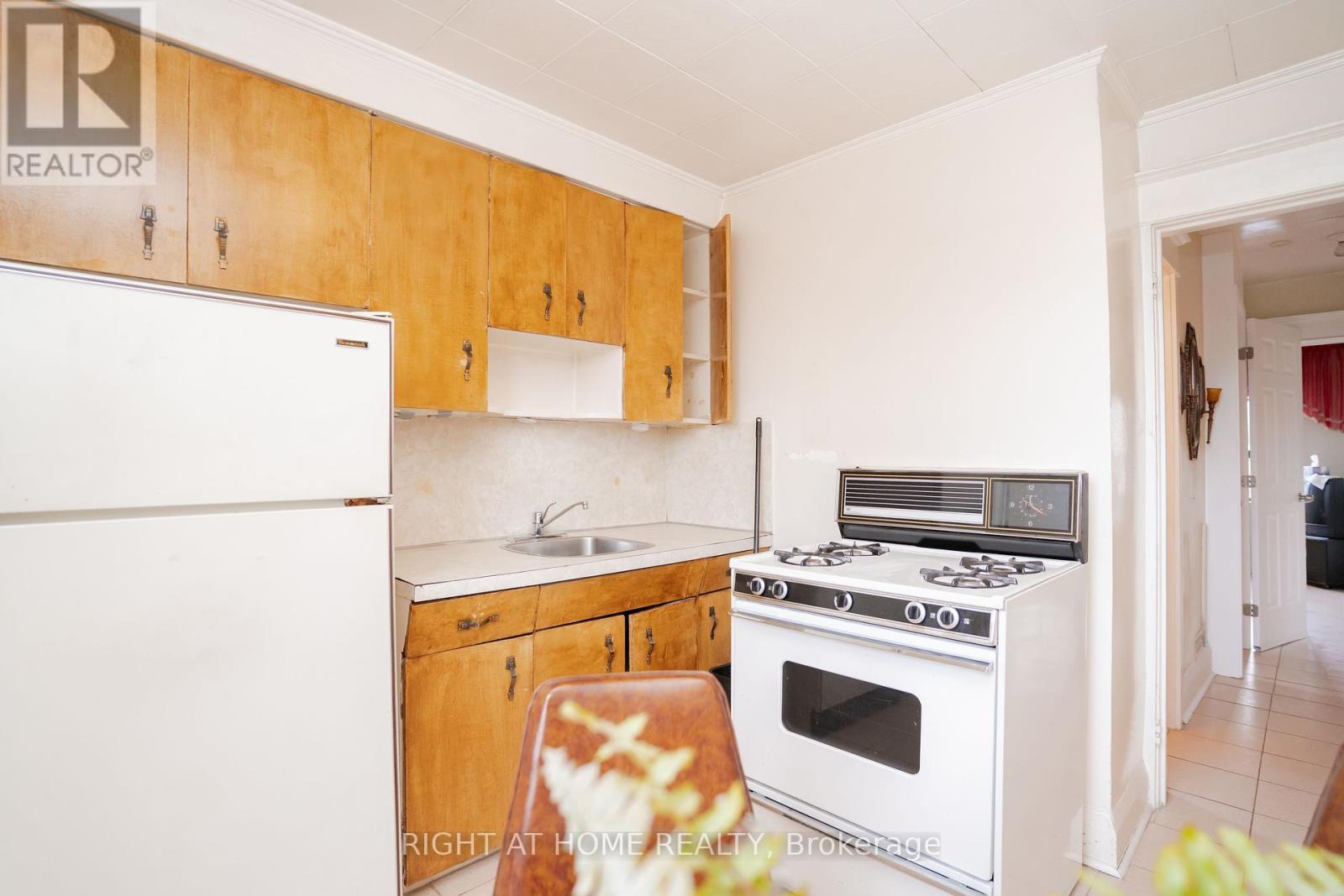 












610 LAUDER AVENUE

,
Toronto (Oakwood Village),




Ontario
M6E3J7

