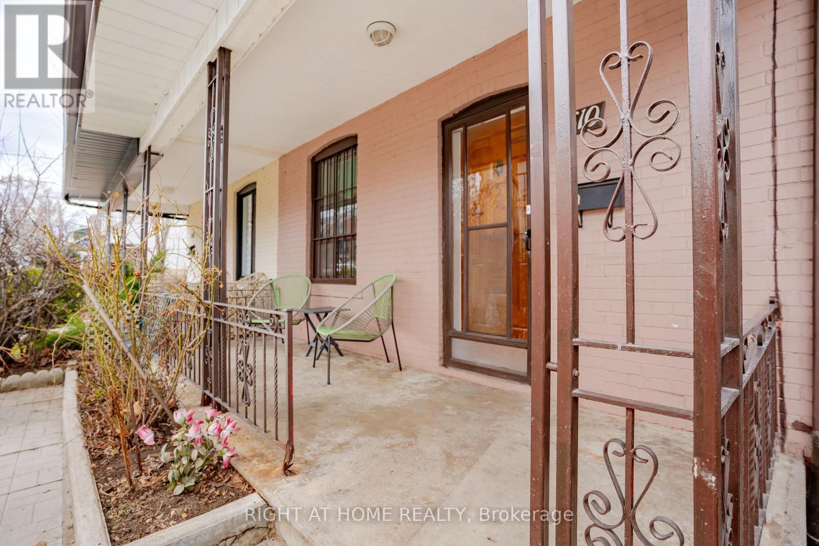 












610 LAUDER AVENUE

,
Toronto (Oakwood Village),




Ontario
M6E3J7

