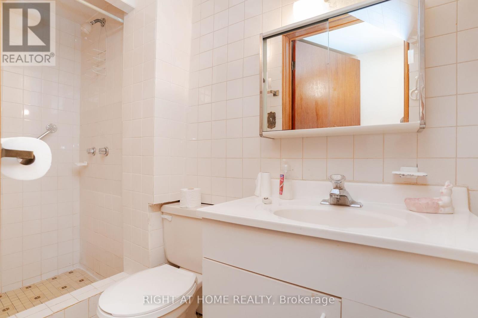 












610 LAUDER AVENUE

,
Toronto (Oakwood Village),




Ontario
M6E3J7

