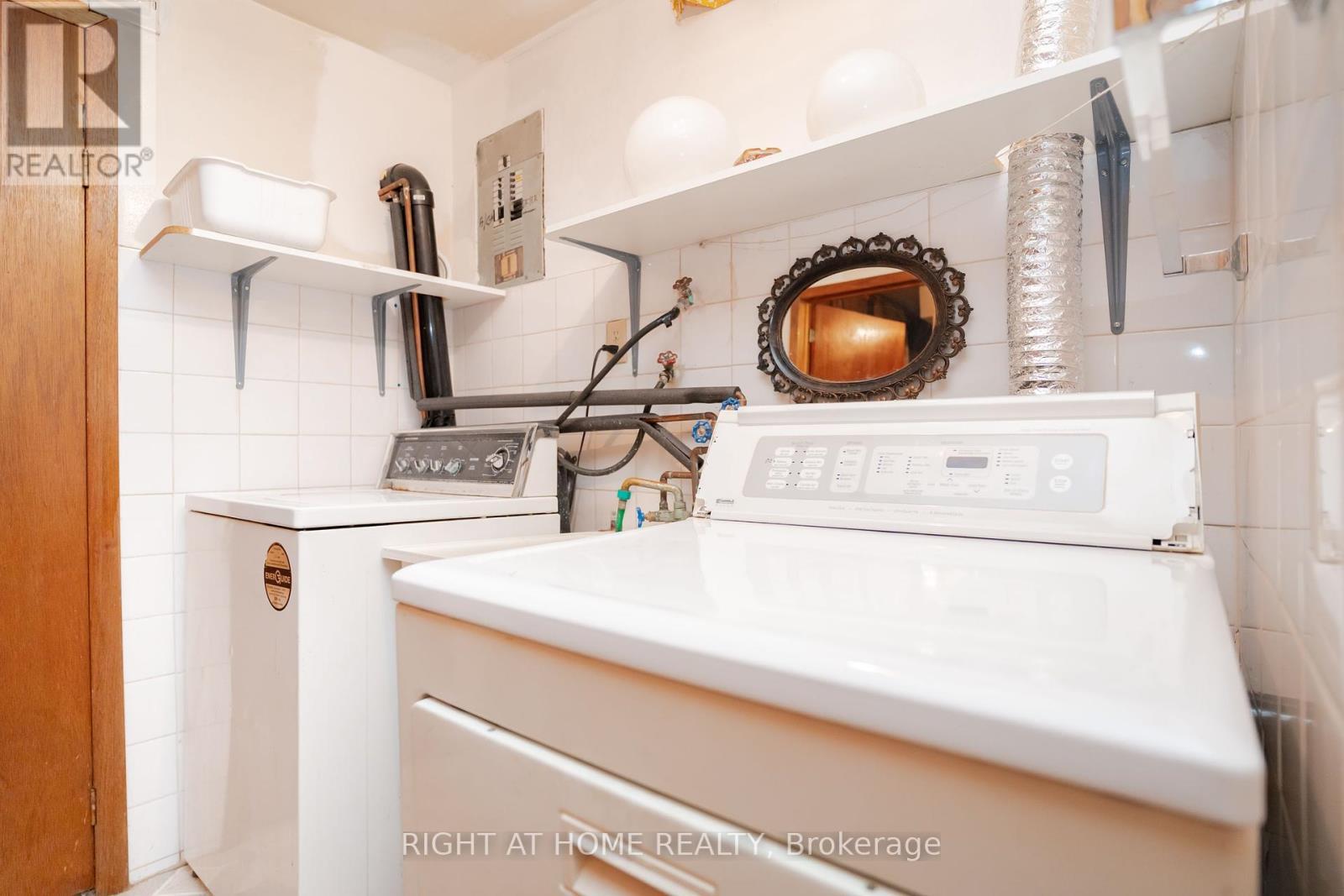 












610 LAUDER AVENUE

,
Toronto (Oakwood Village),




Ontario
M6E3J7

