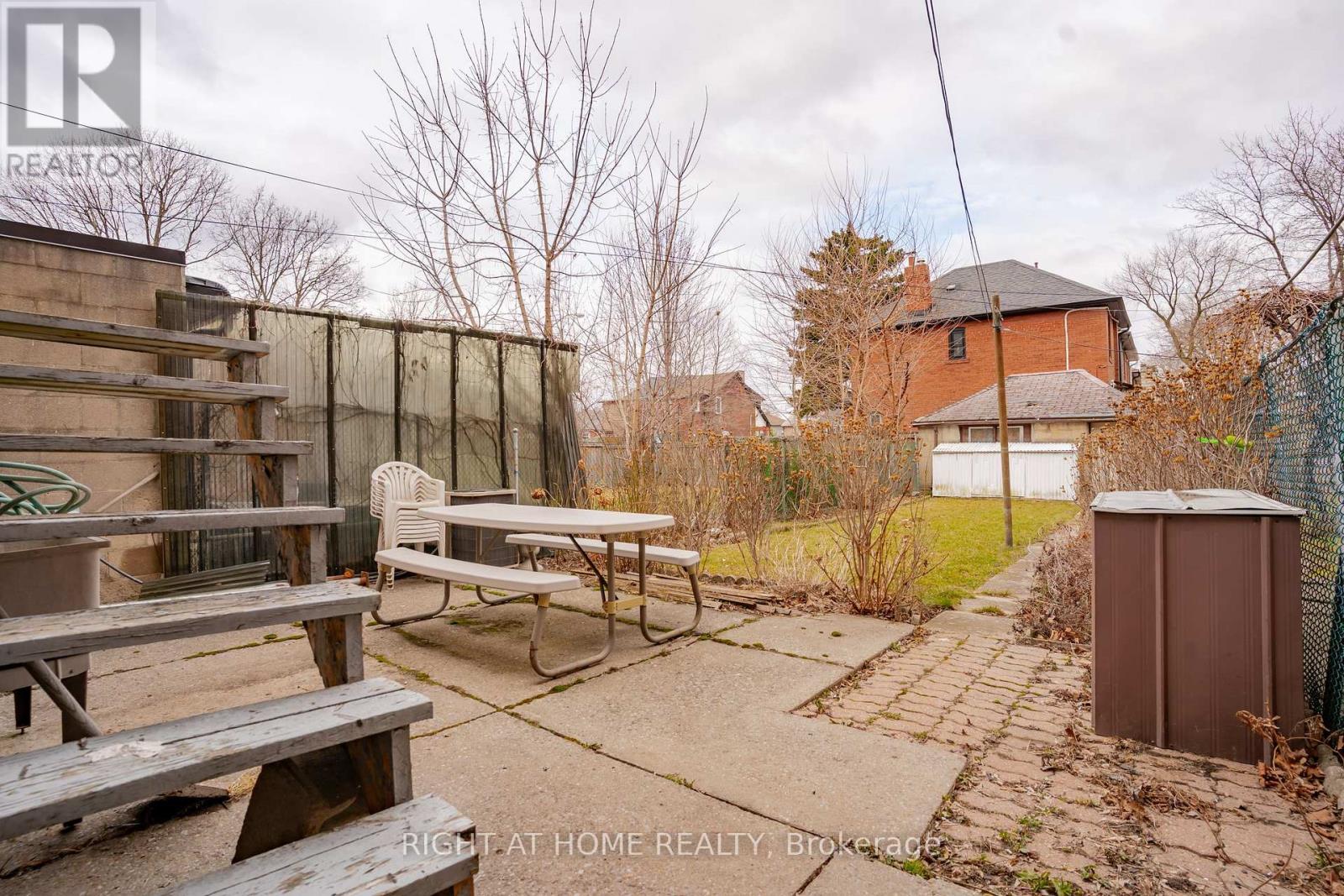 












610 LAUDER AVENUE

,
Toronto (Oakwood Village),




Ontario
M6E3J7

