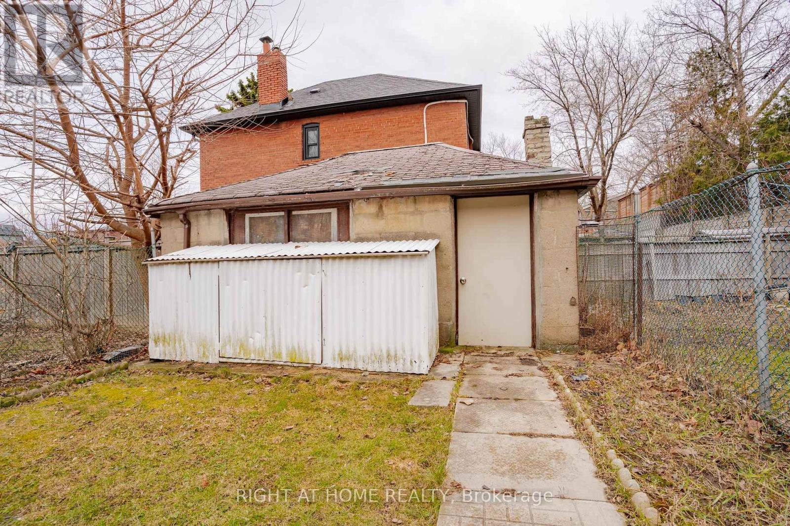 












610 LAUDER AVENUE

,
Toronto (Oakwood Village),




Ontario
M6E3J7

