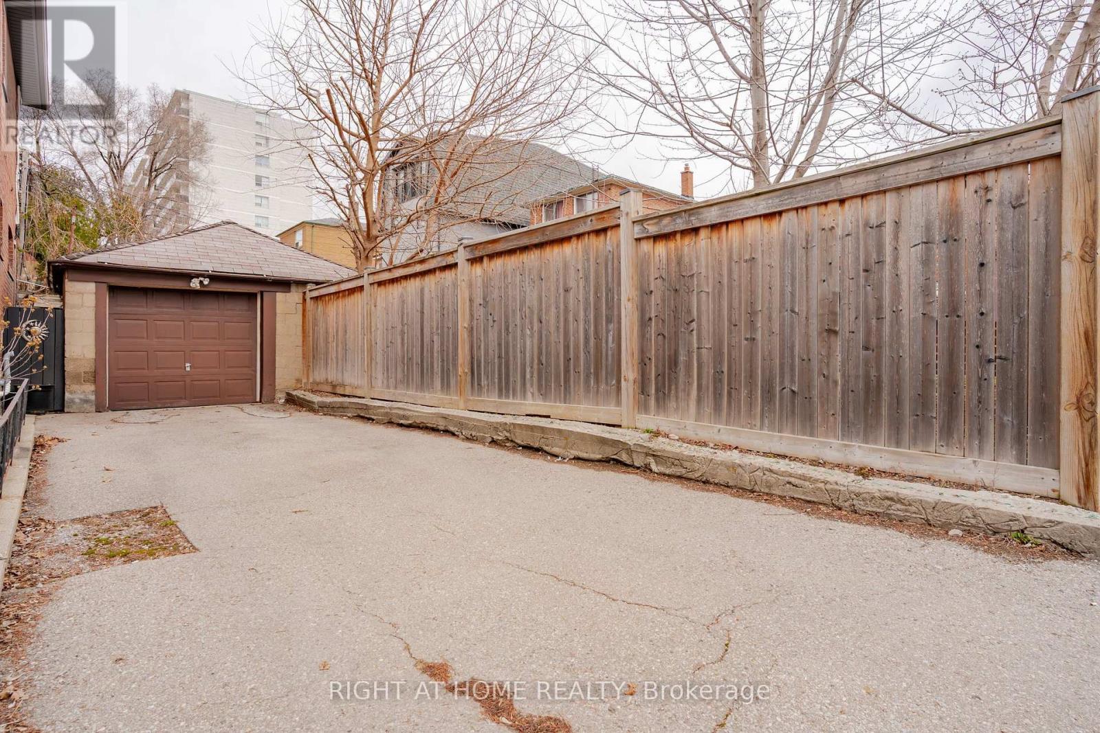 












610 LAUDER AVENUE

,
Toronto (Oakwood Village),




Ontario
M6E3J7

