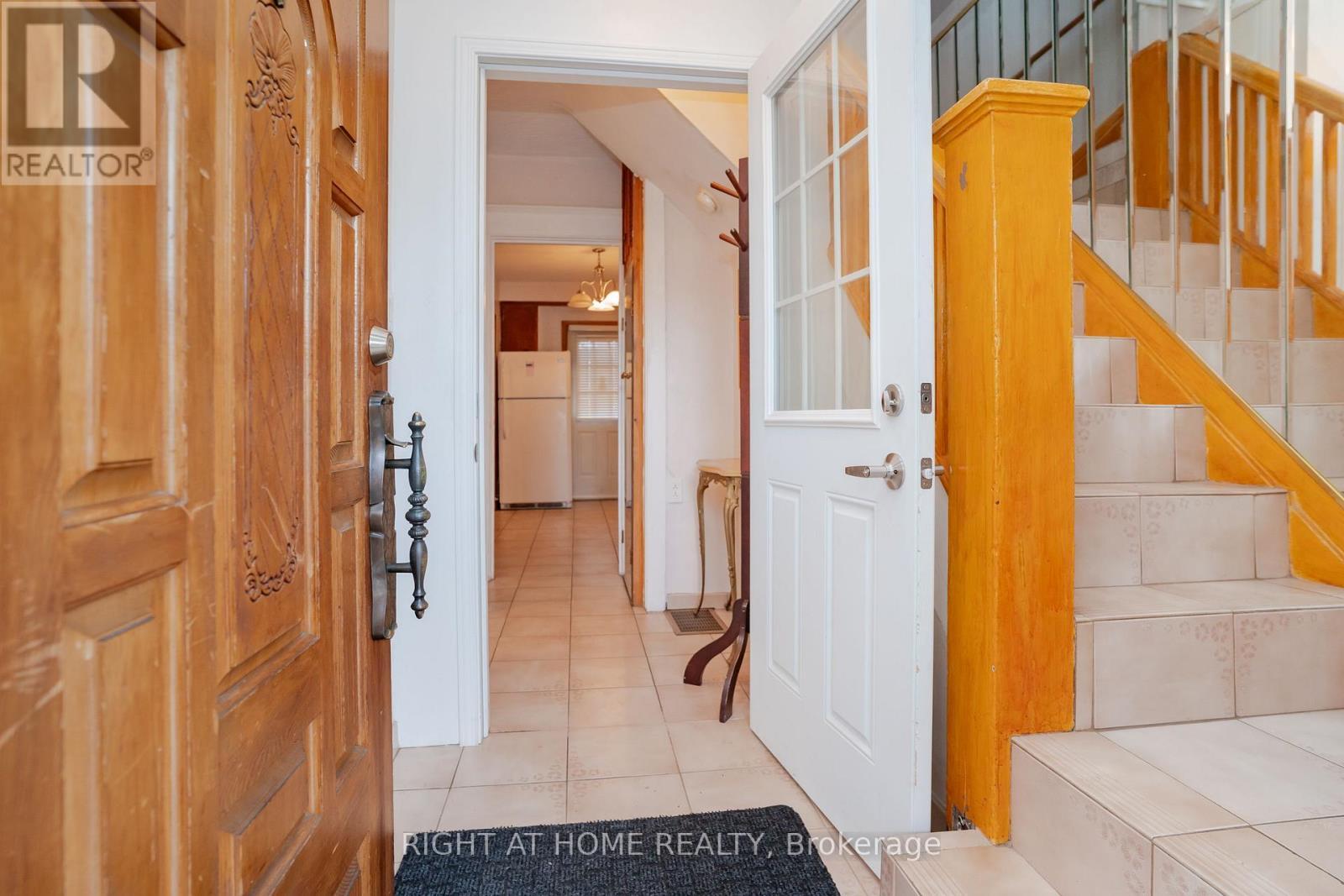 












610 LAUDER AVENUE

,
Toronto (Oakwood Village),




Ontario
M6E3J7

