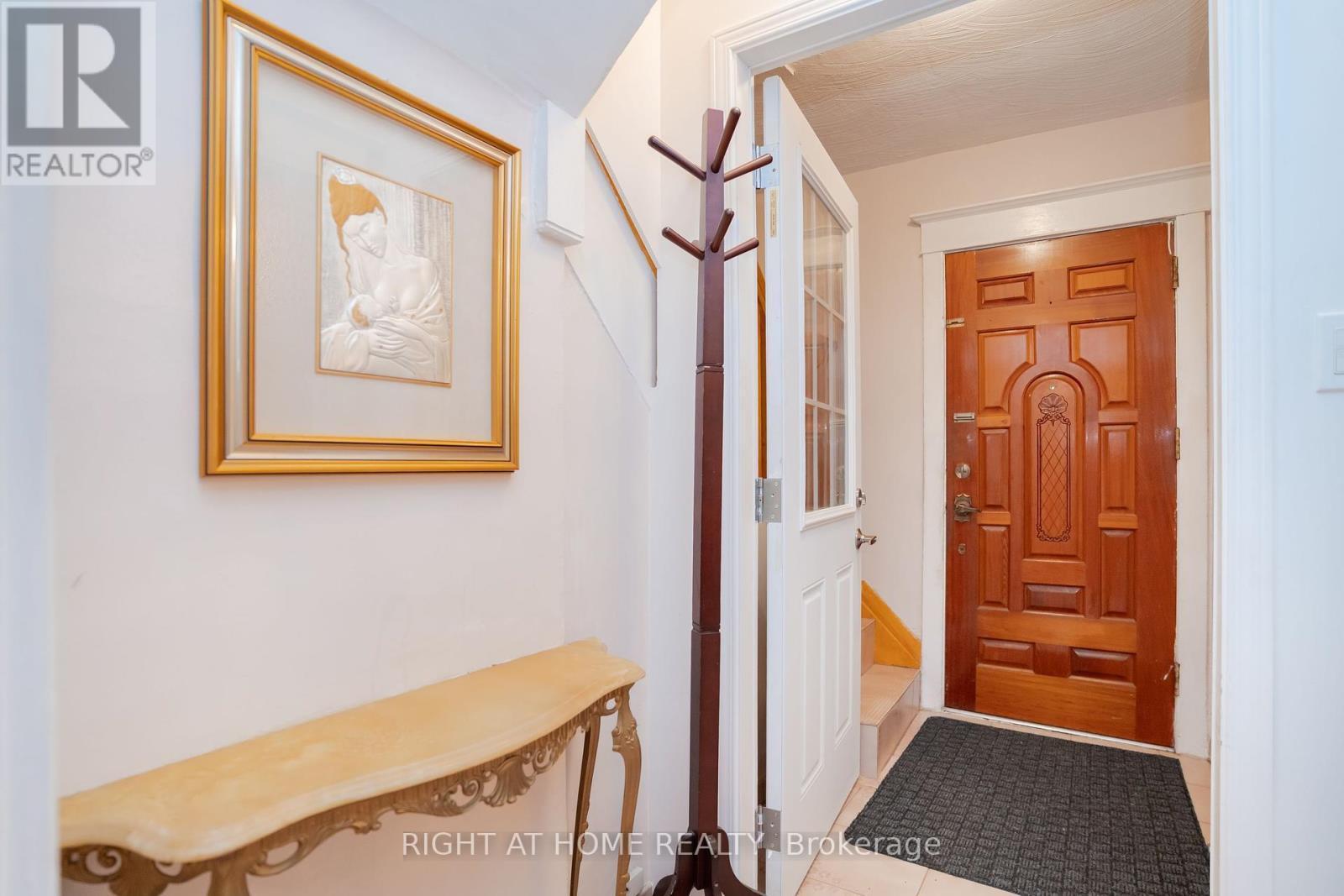 












610 LAUDER AVENUE

,
Toronto (Oakwood Village),




Ontario
M6E3J7

