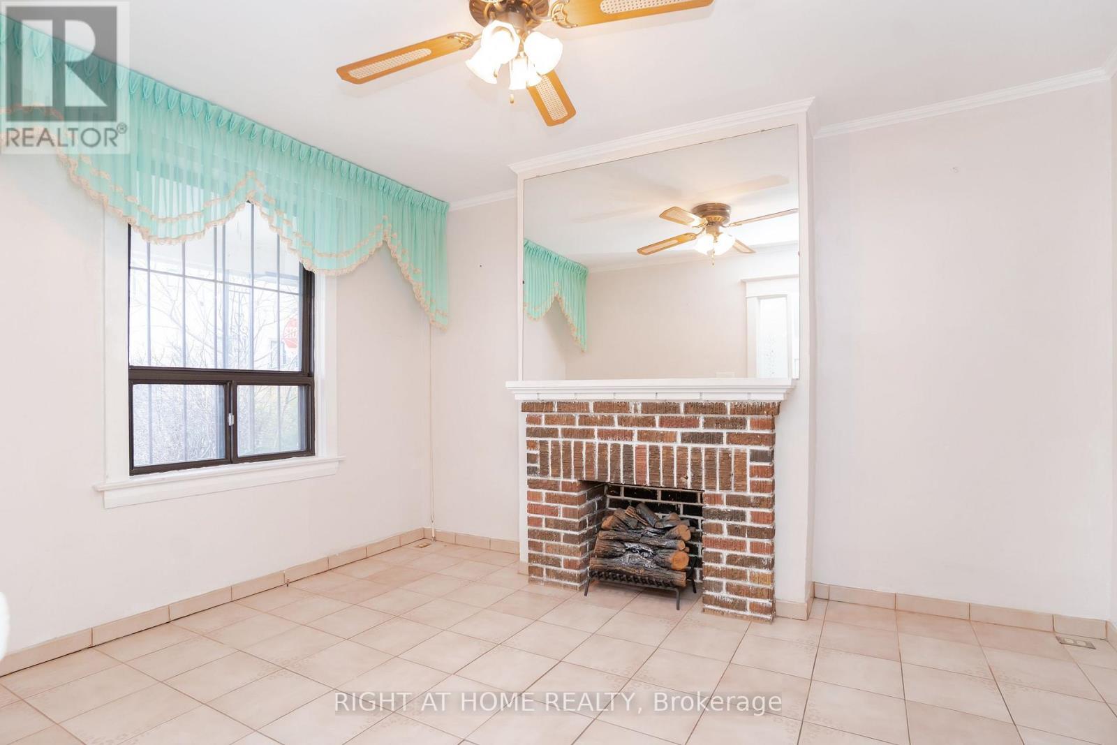 












610 LAUDER AVENUE

,
Toronto (Oakwood Village),




Ontario
M6E3J7


