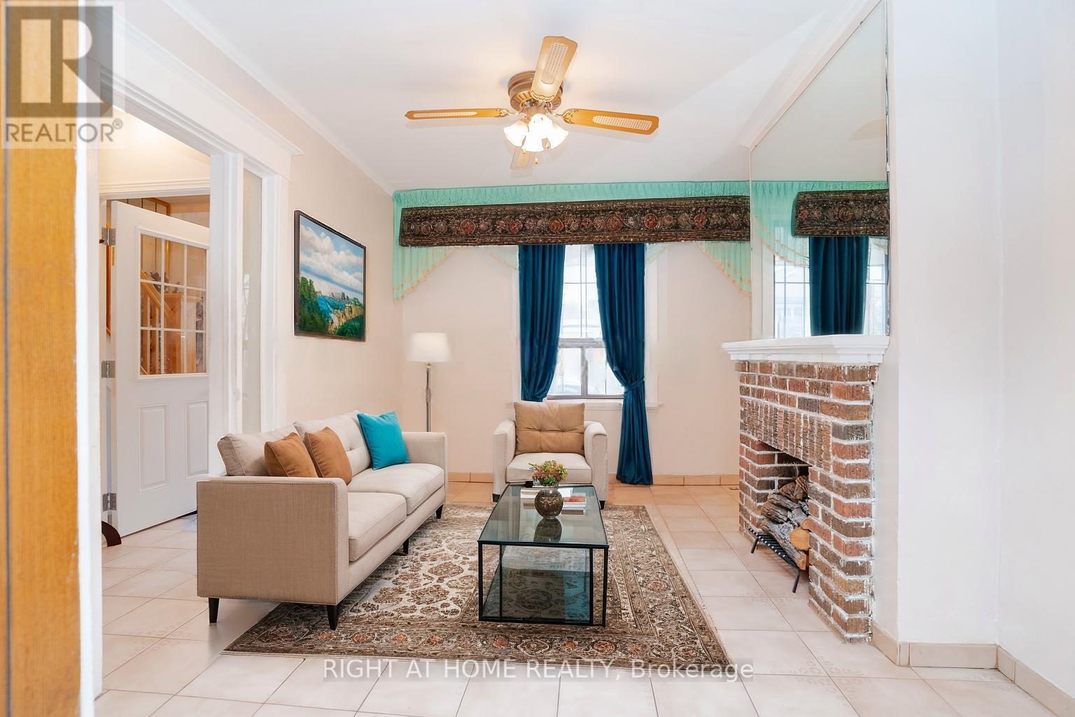 












610 LAUDER AVENUE

,
Toronto (Oakwood Village),




Ontario
M6E3J7


