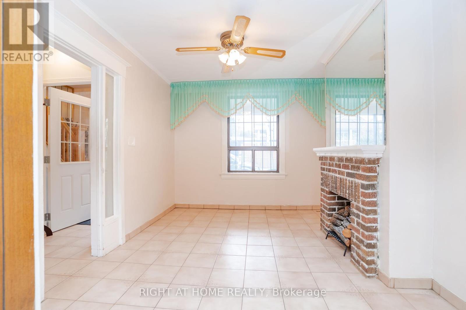 












610 LAUDER AVENUE

,
Toronto (Oakwood Village),




Ontario
M6E3J7

