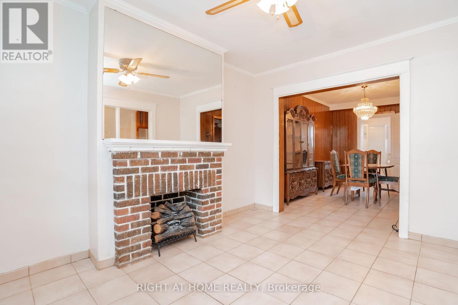 












610 LAUDER AVENUE

,
Toronto (Oakwood Village),




Ontario
M6E3J7

